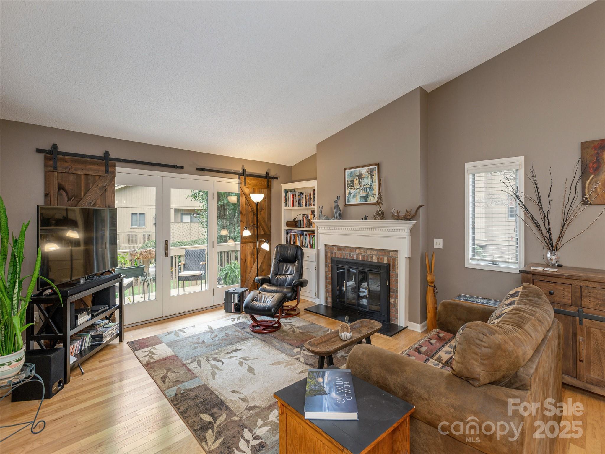 606 Red Oak Drive — Hendersonville