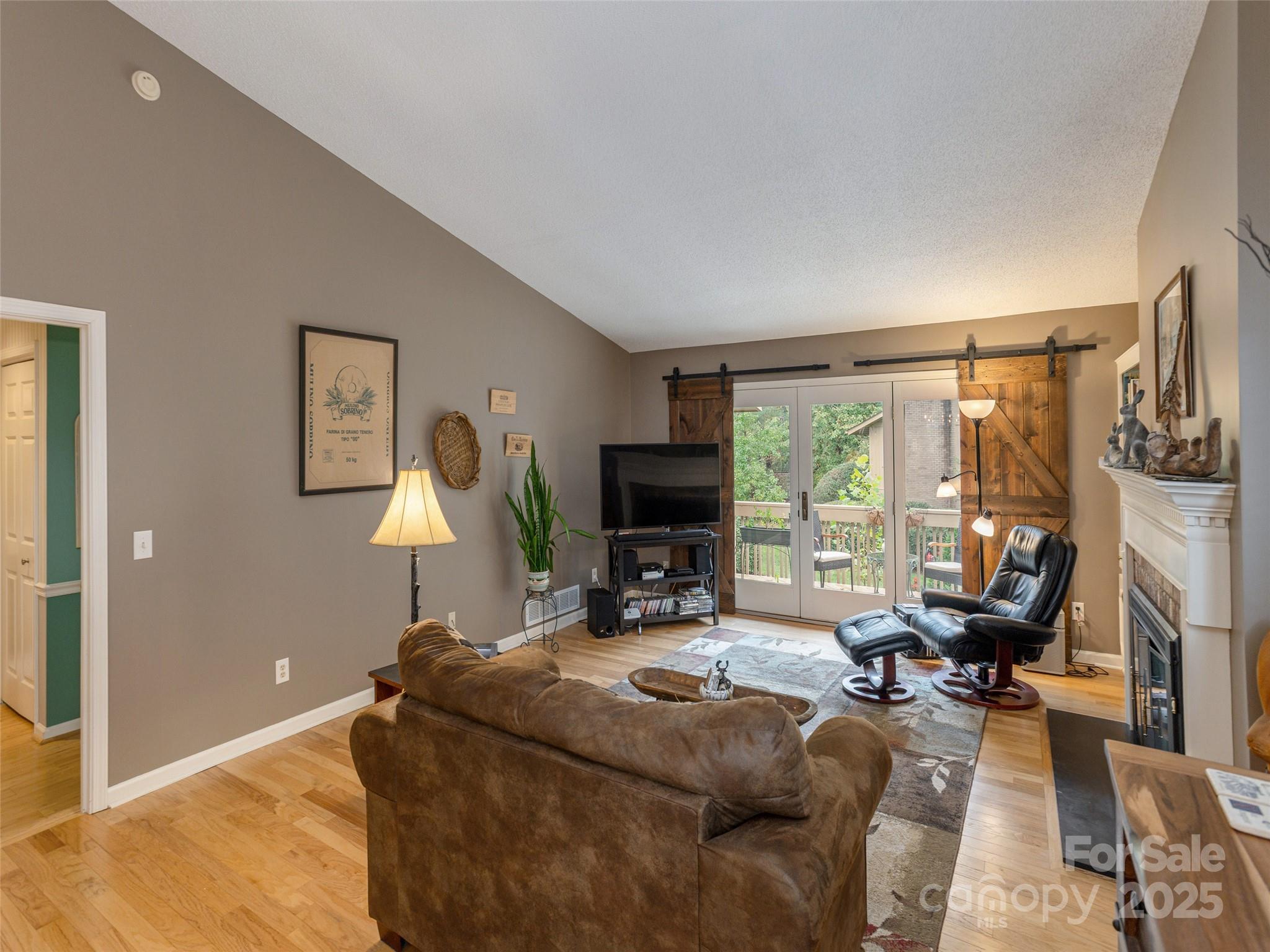 606 Red Oak Drive — Hendersonville