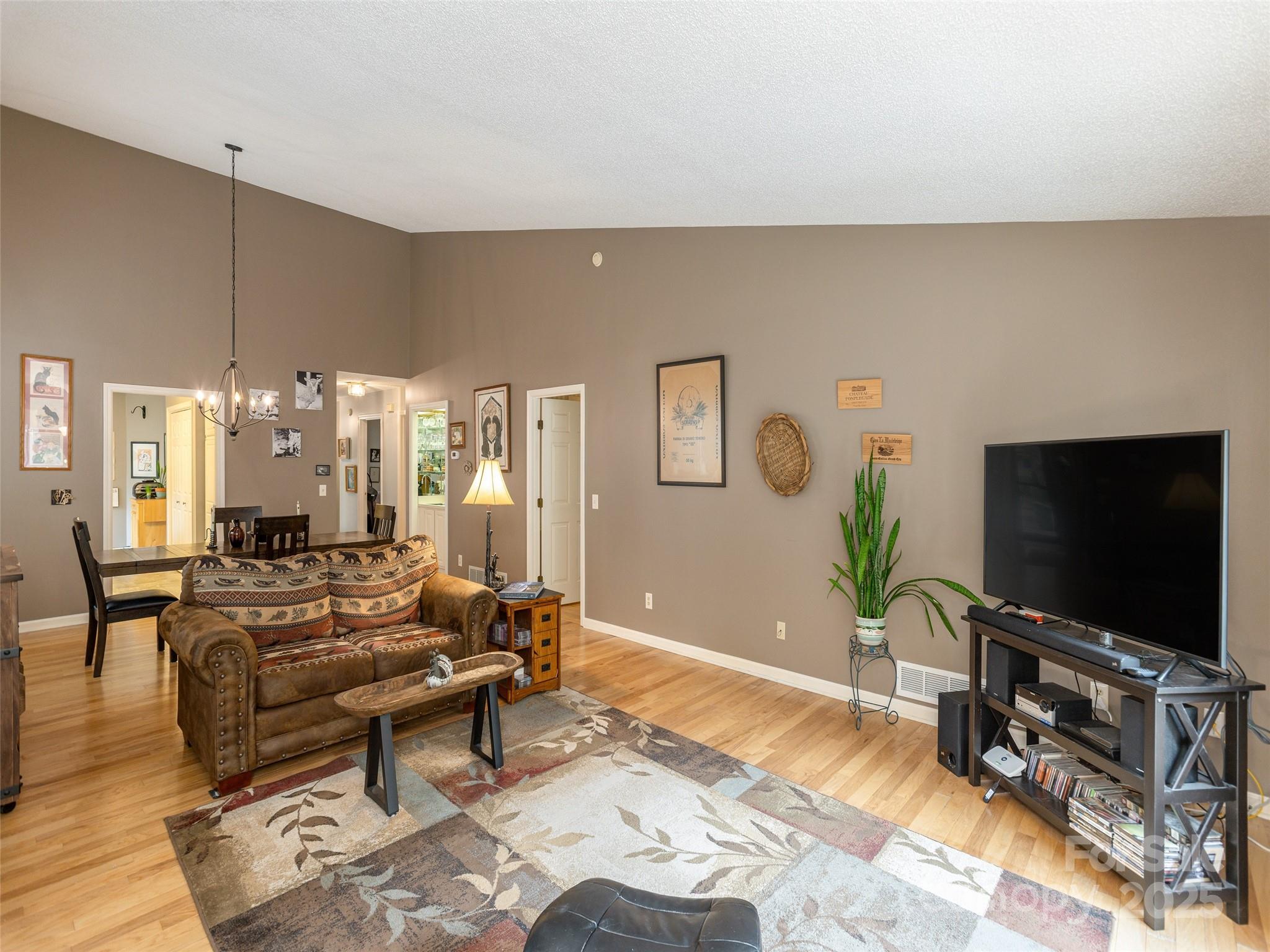 606 Red Oak Drive — Hendersonville