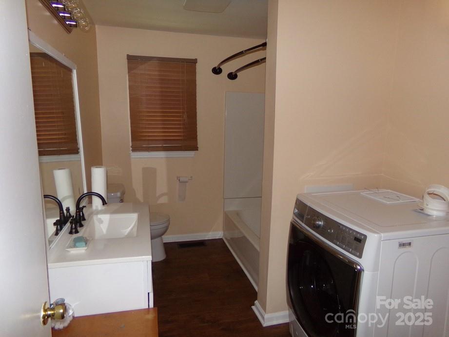 556 Roundtree Circle — Chester