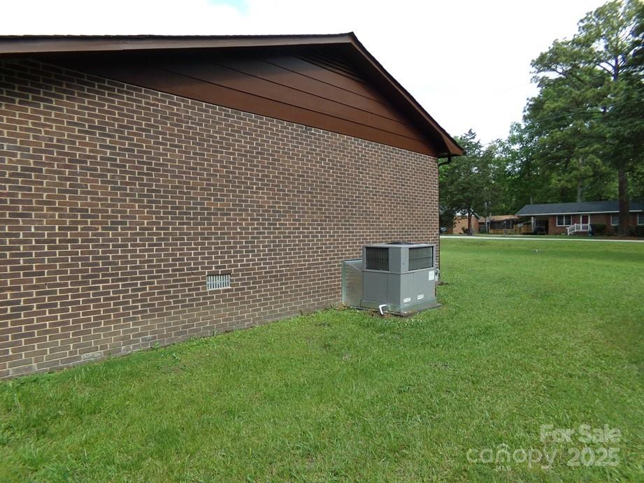 556 Roundtree Circle — Chester