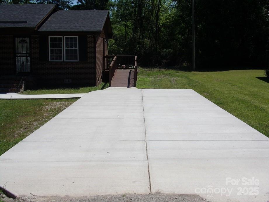 556 Roundtree Circle — Chester