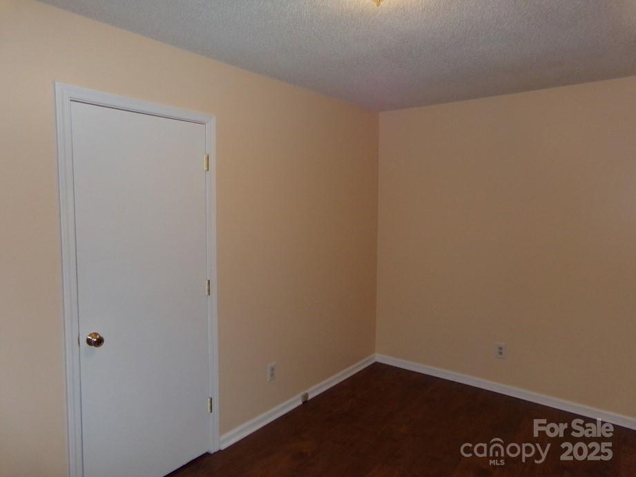 556 Roundtree Circle — Chester