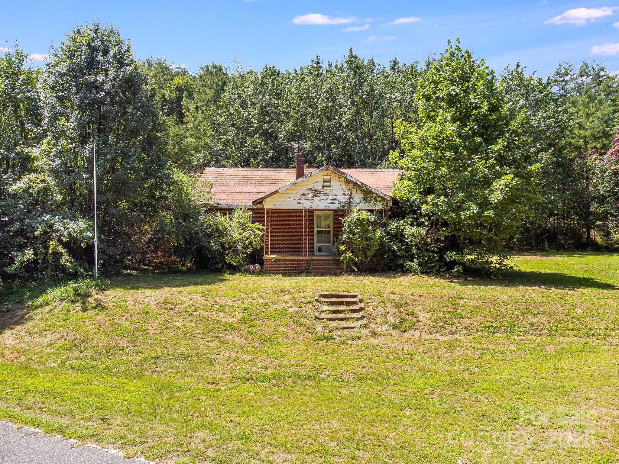 211 Luckadoo Road — Bostic