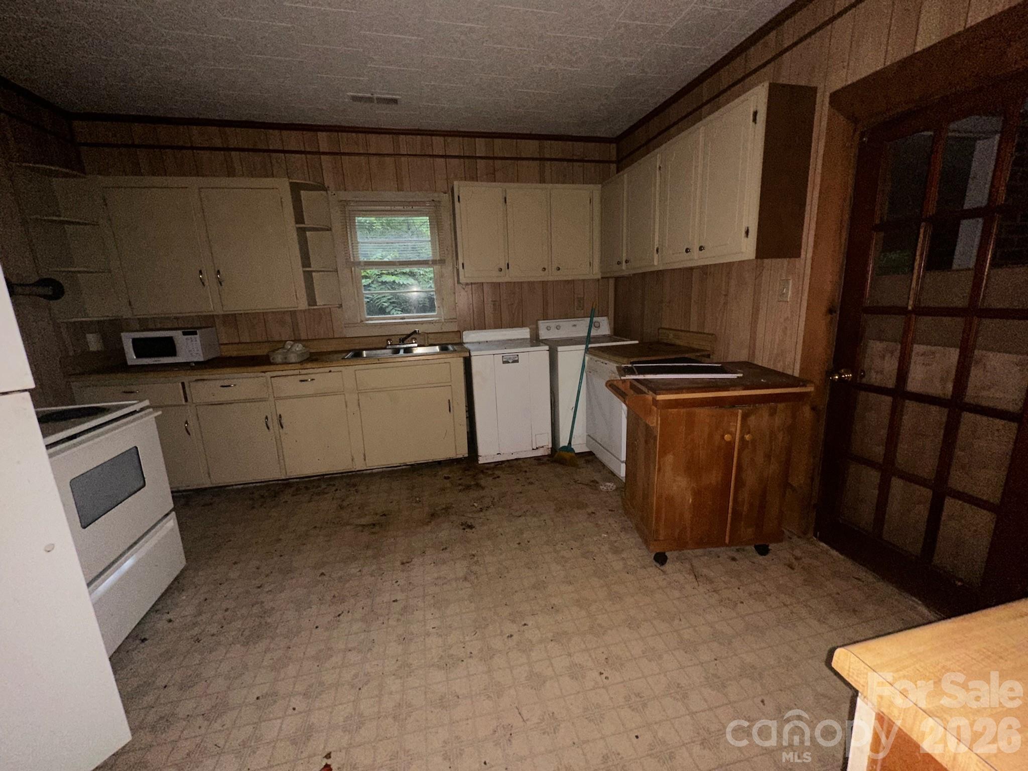 211 Luckadoo Road — Bostic