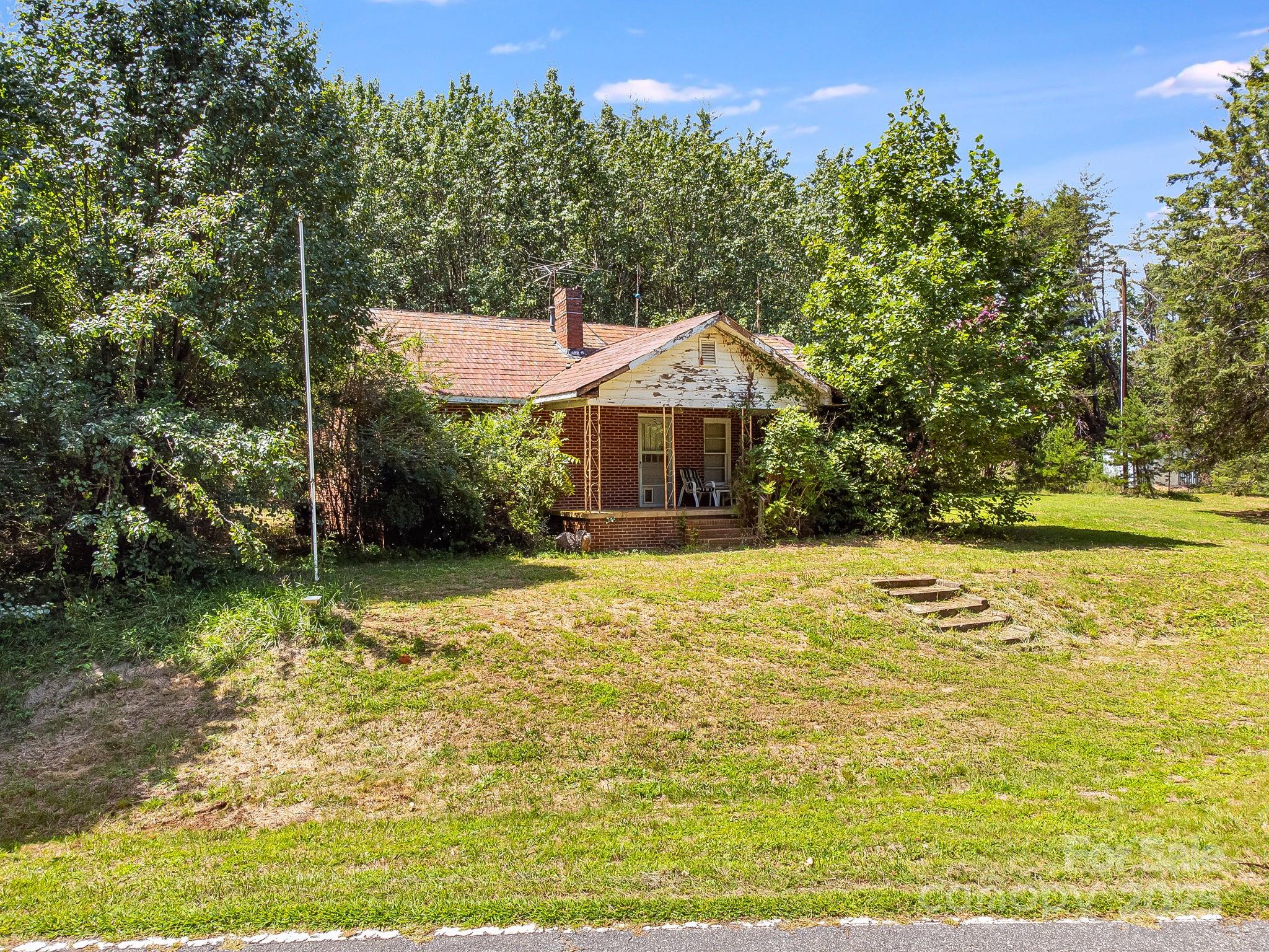 211 Luckadoo Road — Bostic