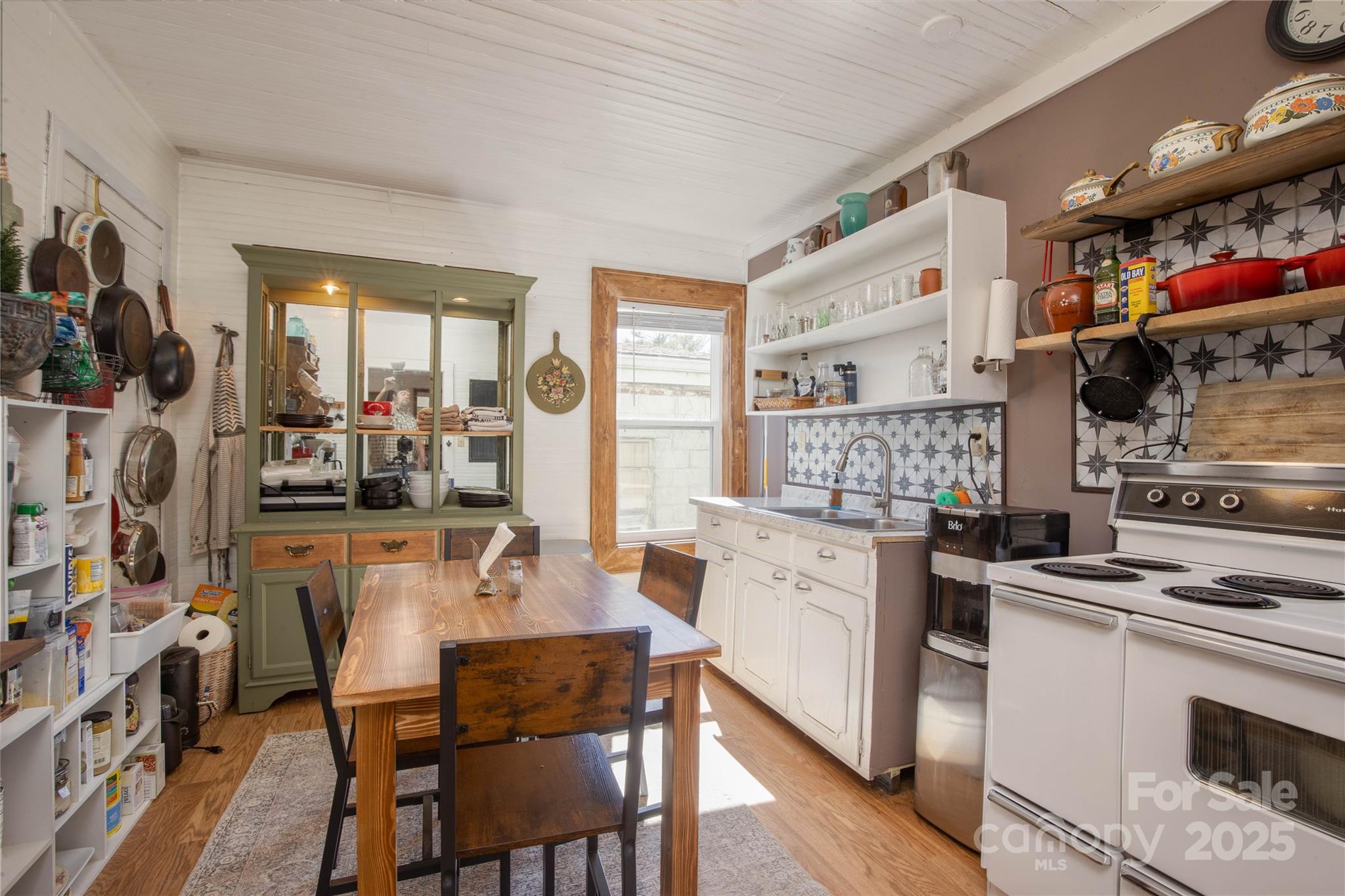 23 N 226 Highway — Bakersville