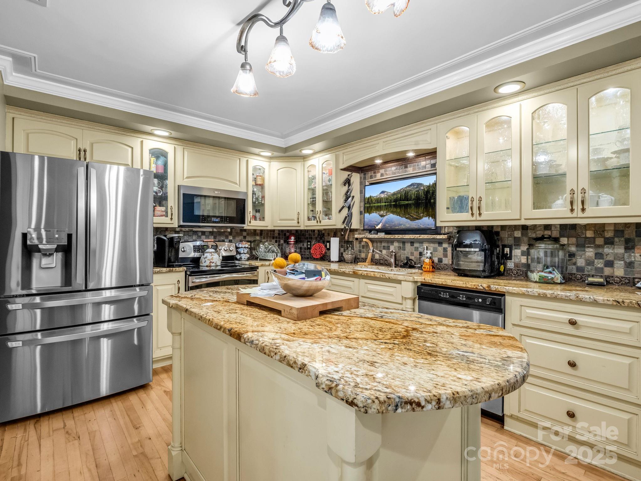1102 S Mountain Road — Bostic