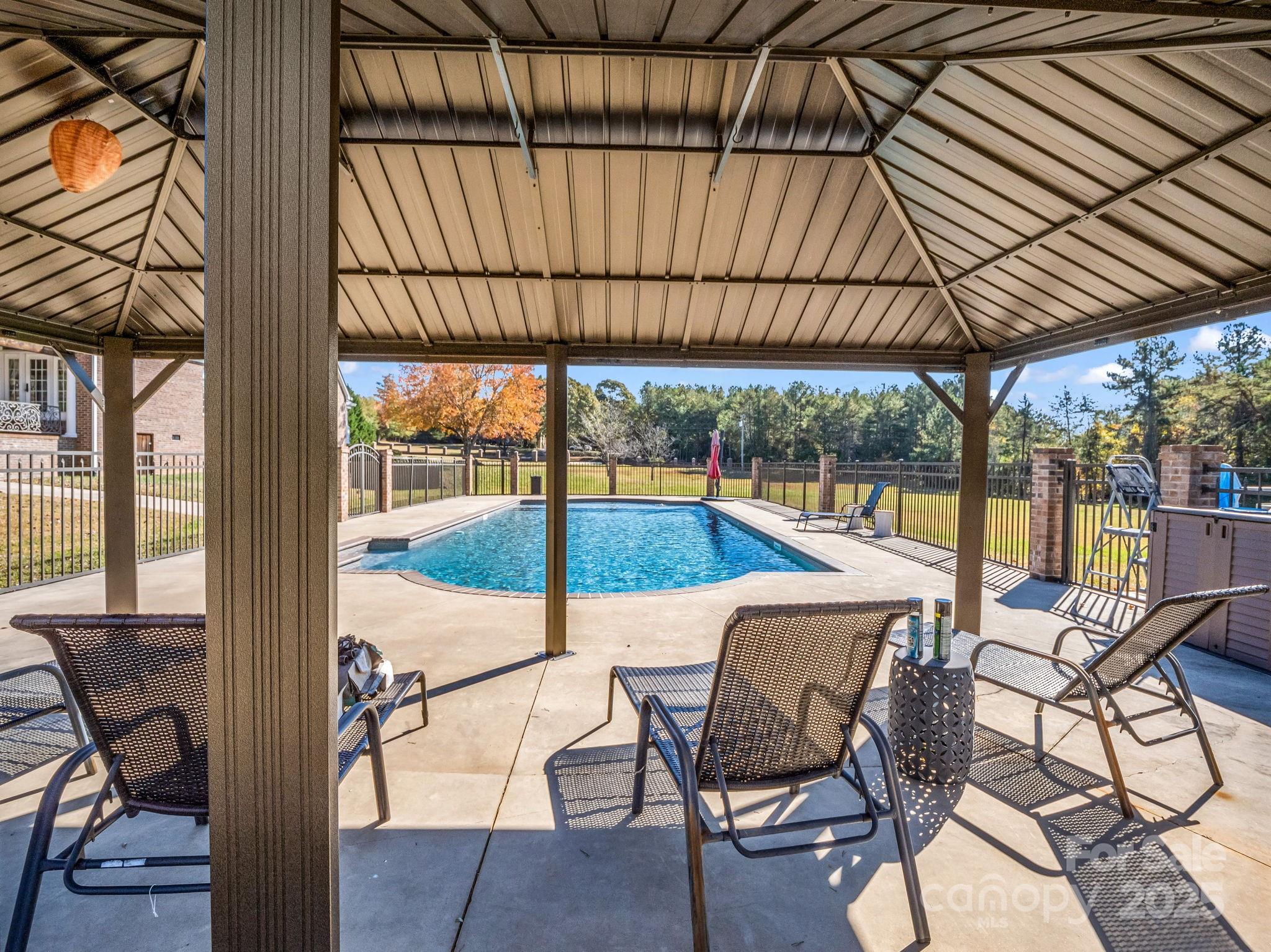 1102 S Mountain Road — Bostic