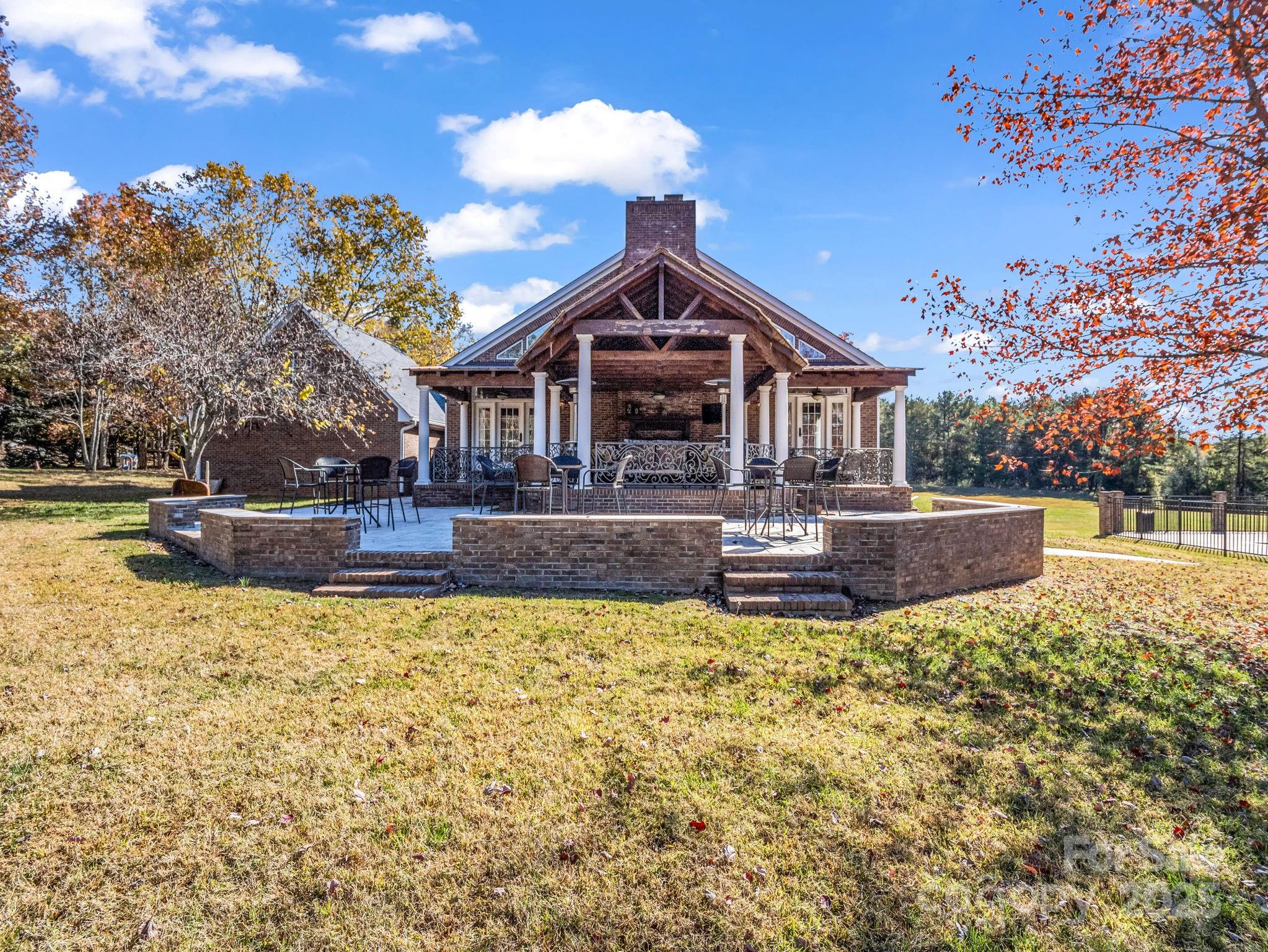 1102 S Mountain Road — Bostic