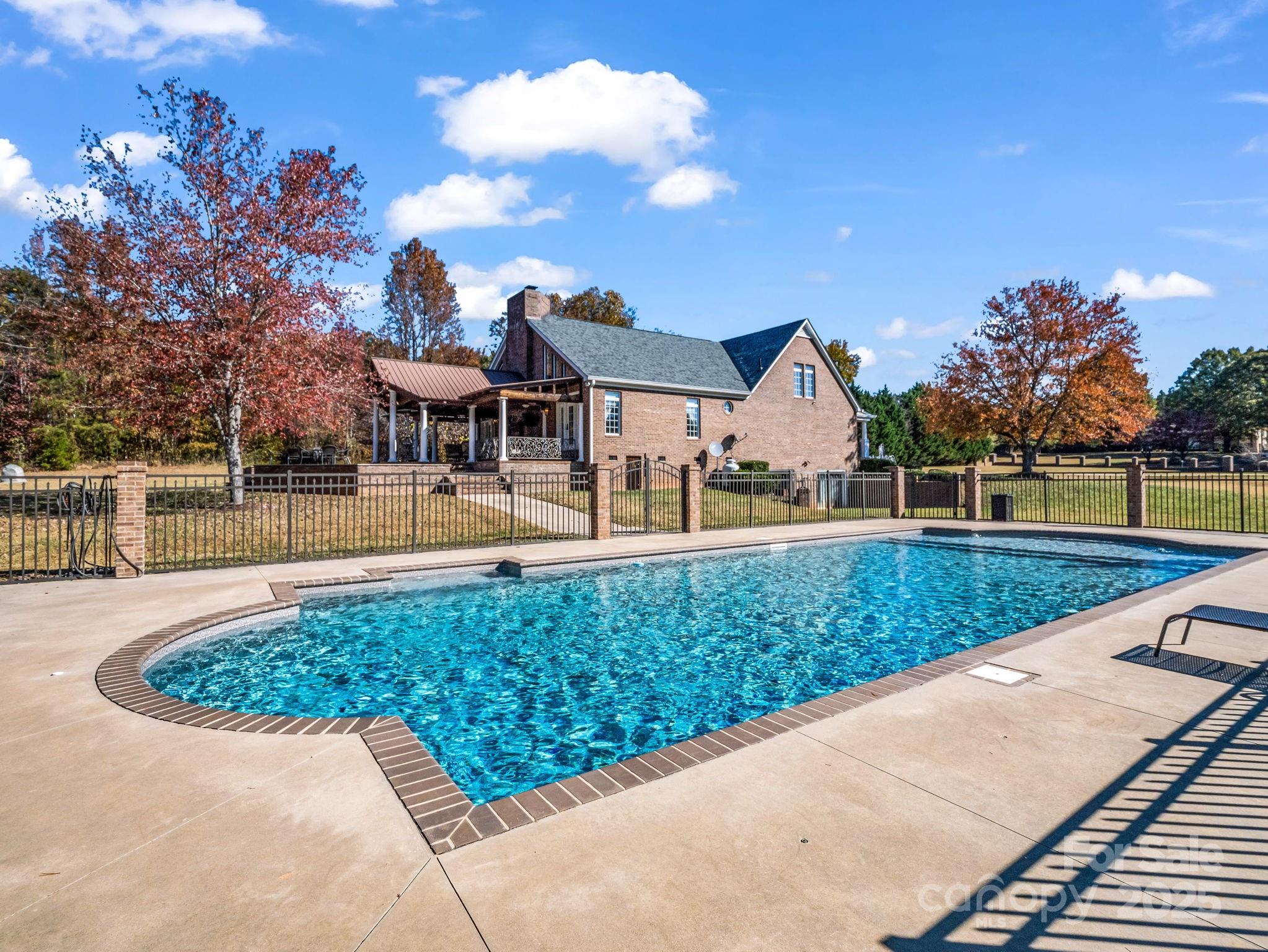 1102 S Mountain Road — Bostic