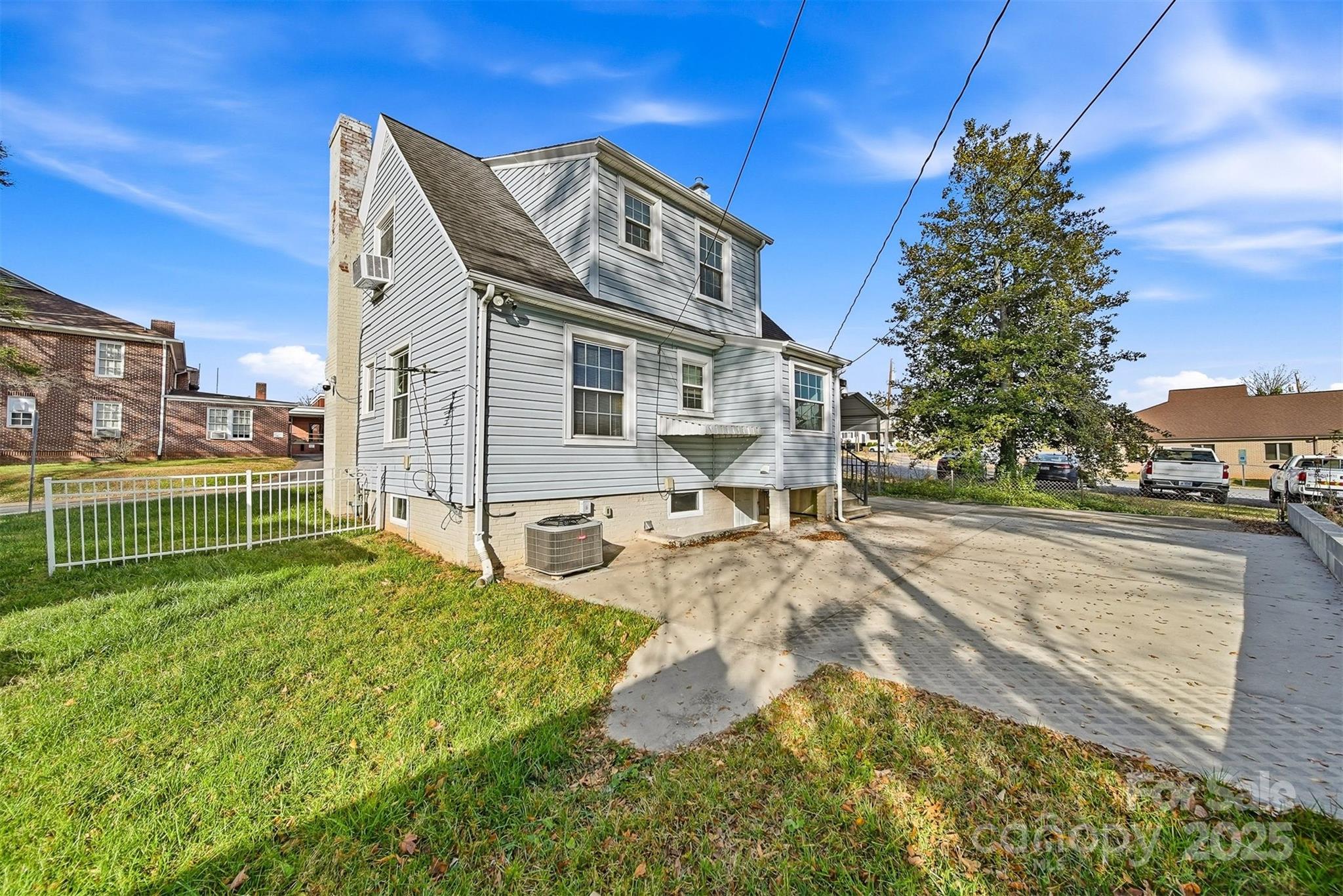 323 4th Street Place SW — Hickory