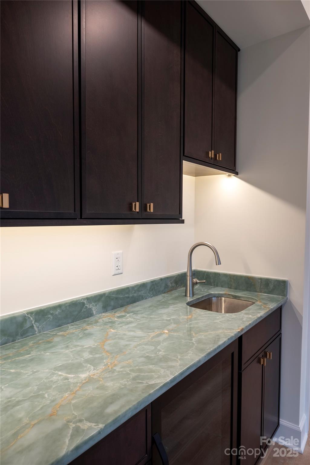15 Evian Court — Asheville