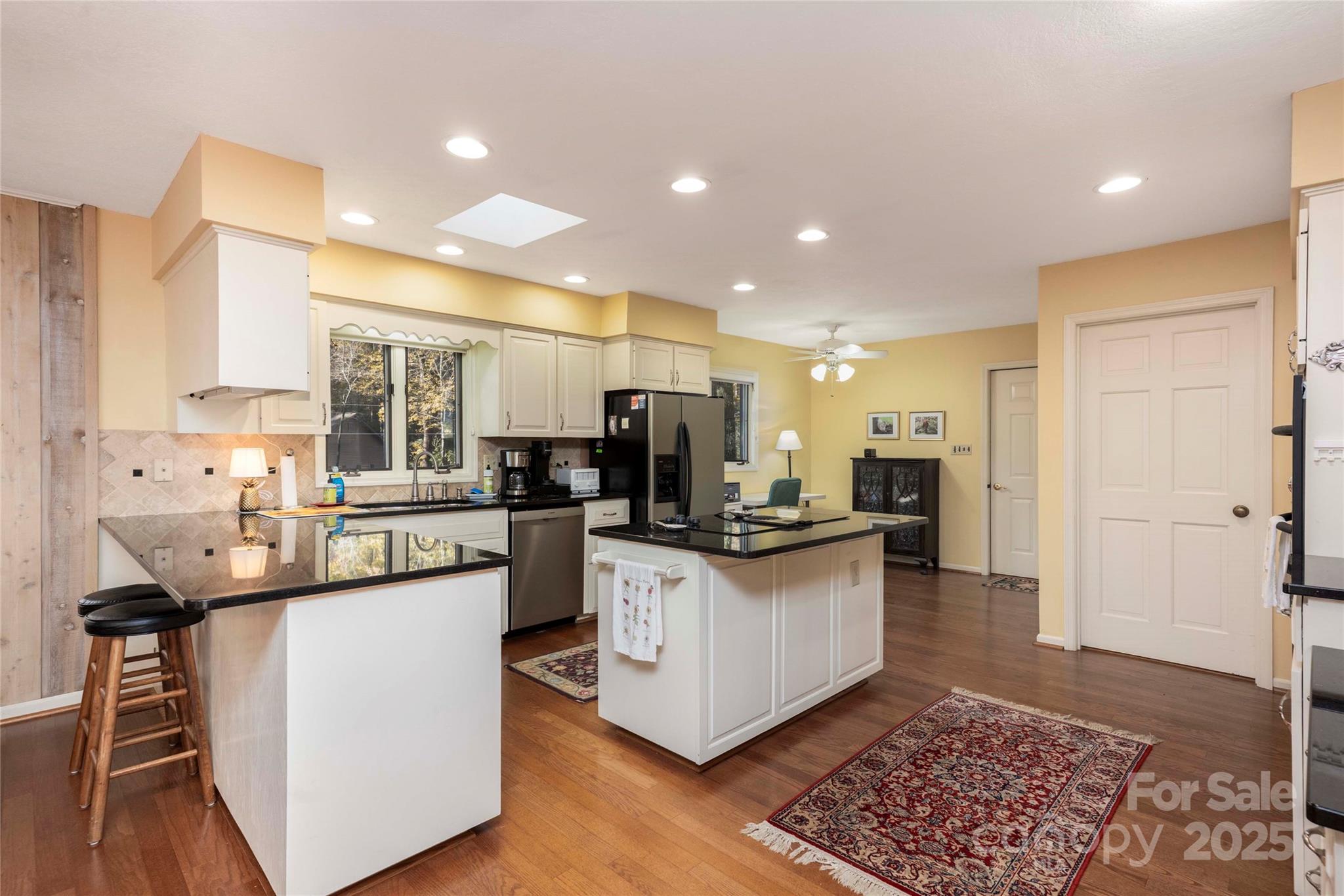 572 N East Shore Drive — Lake Toxaway