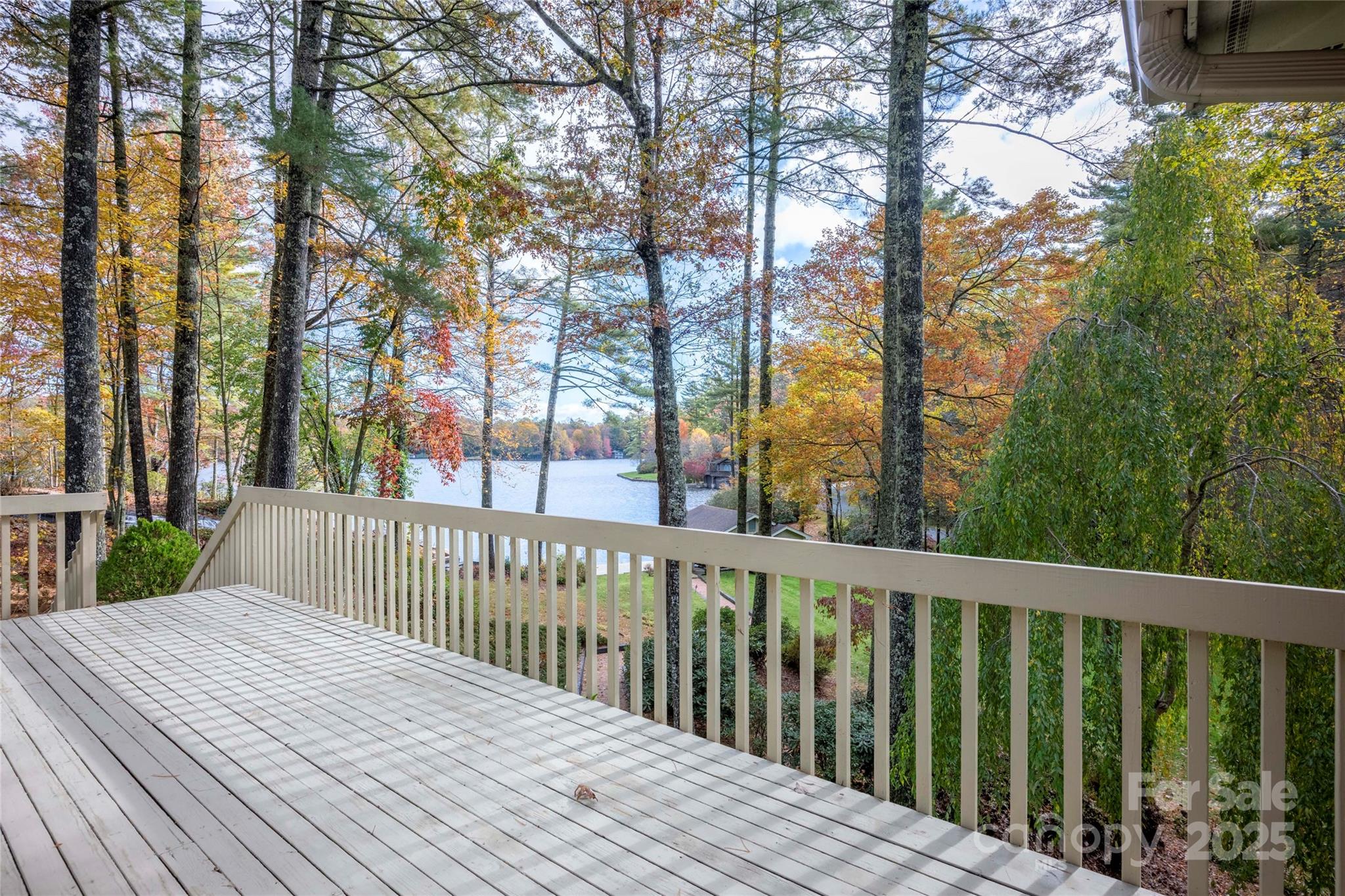 572 N East Shore Drive — Lake Toxaway