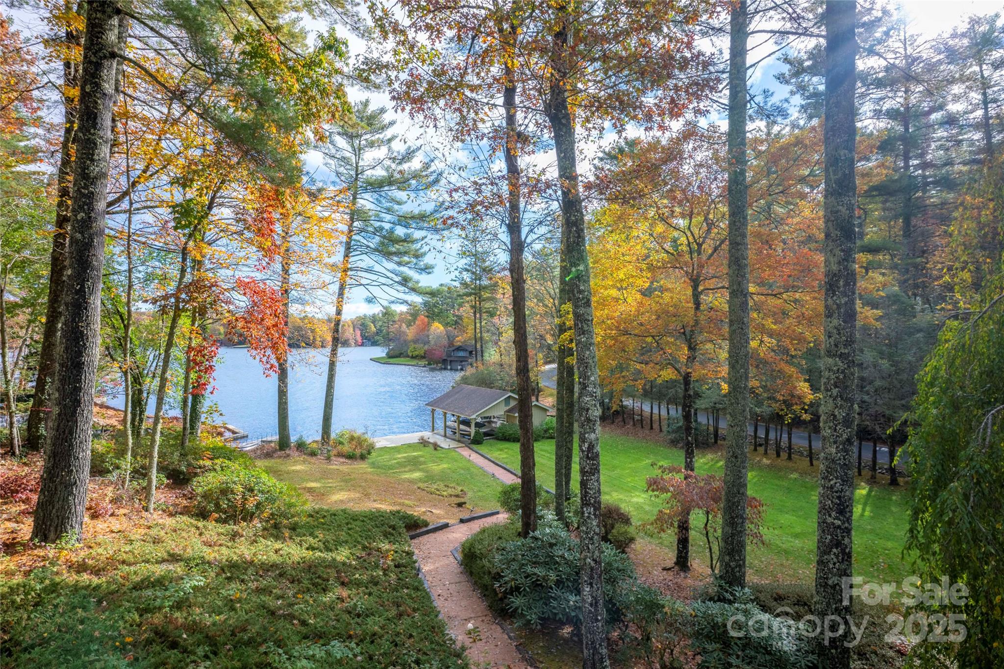 572 N East Shore Drive — Lake Toxaway