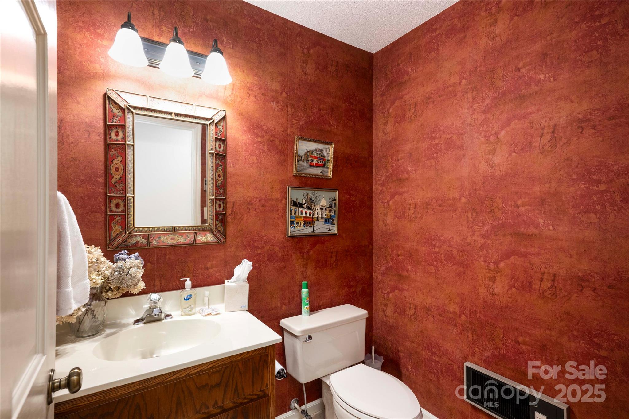 572 N East Shore Drive — Lake Toxaway