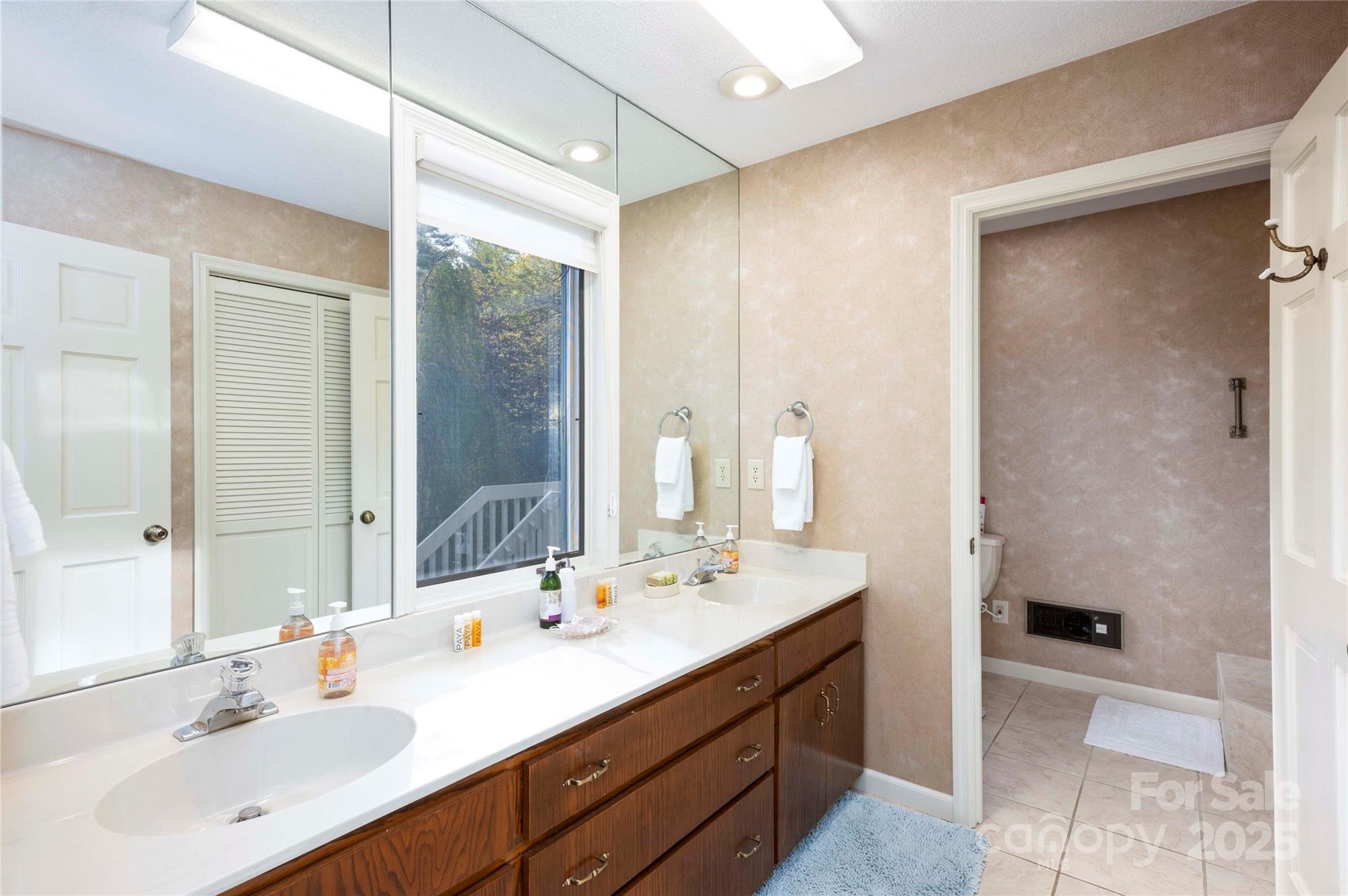 572 N East Shore Drive — Lake Toxaway
