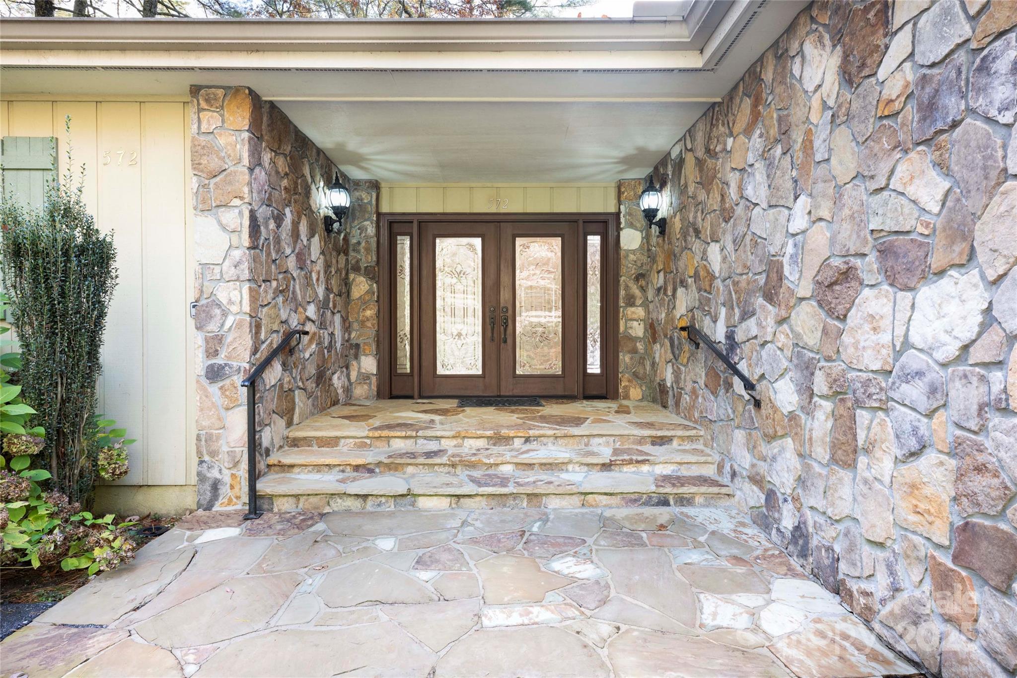 572 N East Shore Drive — Lake Toxaway