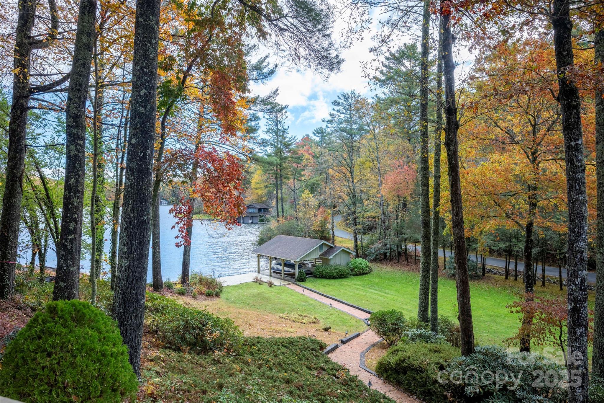 572 N East Shore Drive — Lake Toxaway