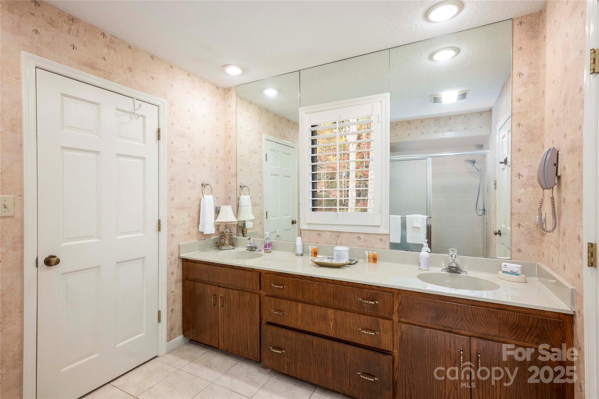 572 N East Shore Drive — Lake Toxaway