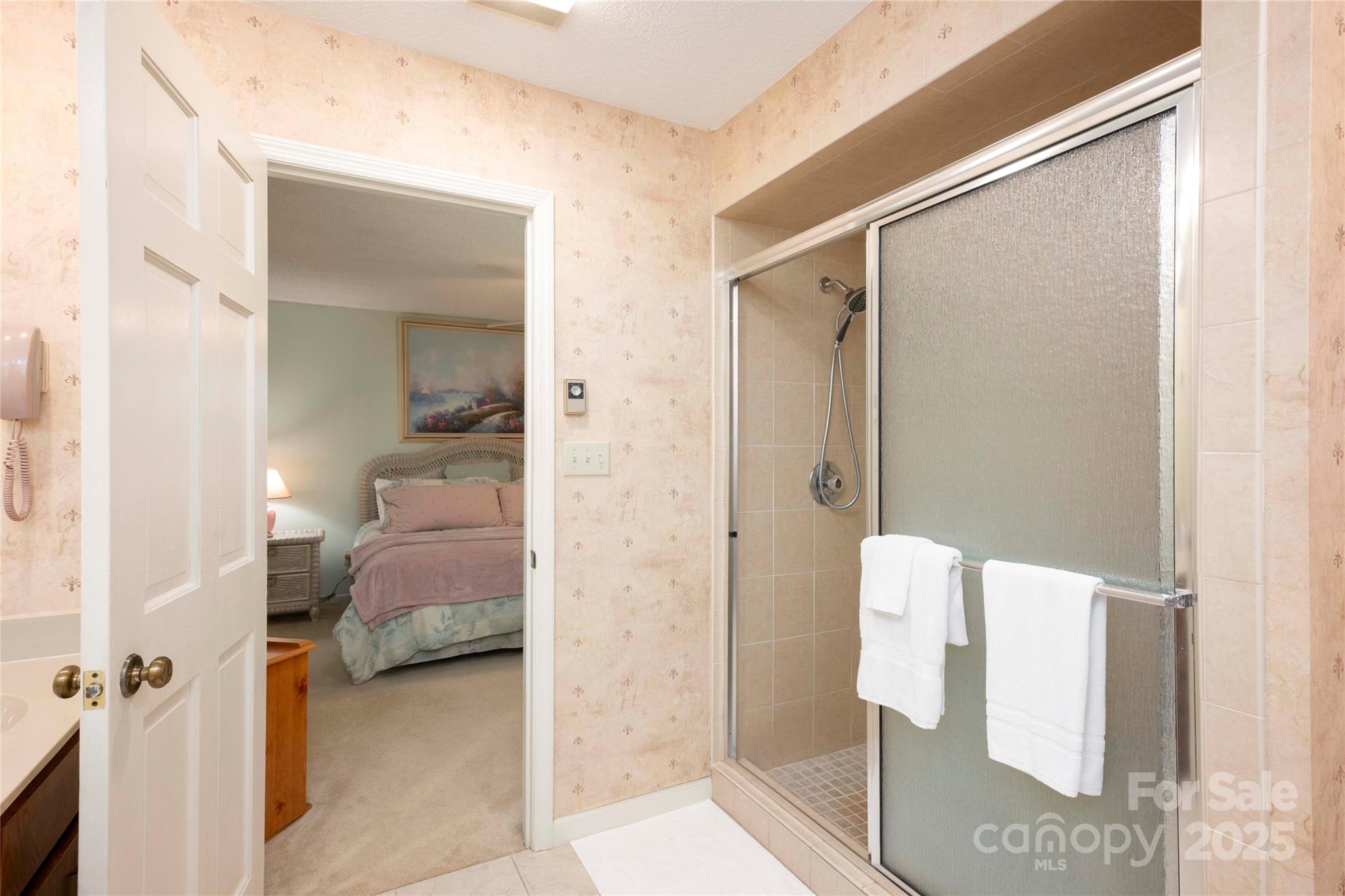 572 N East Shore Drive — Lake Toxaway