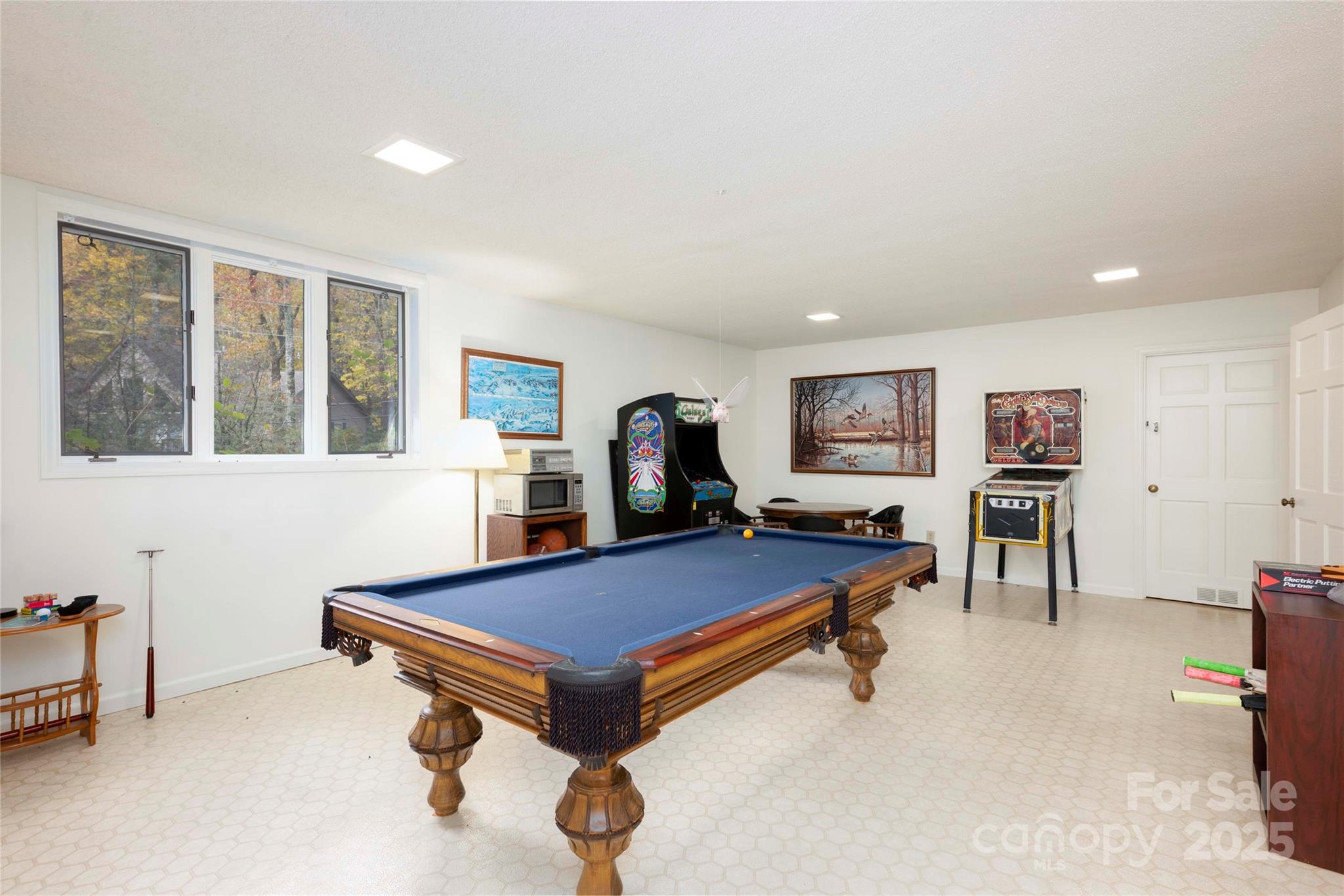 572 N East Shore Drive — Lake Toxaway