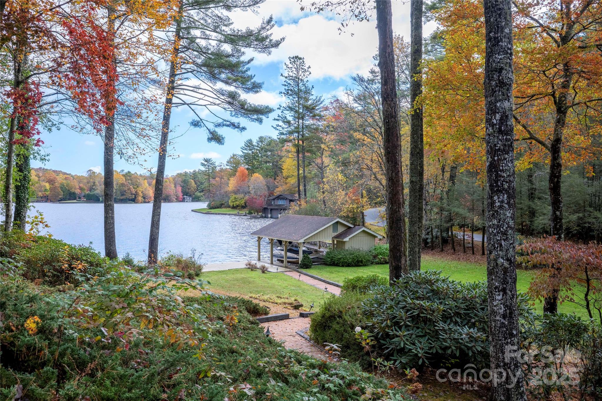 572 N East Shore Drive — Lake Toxaway