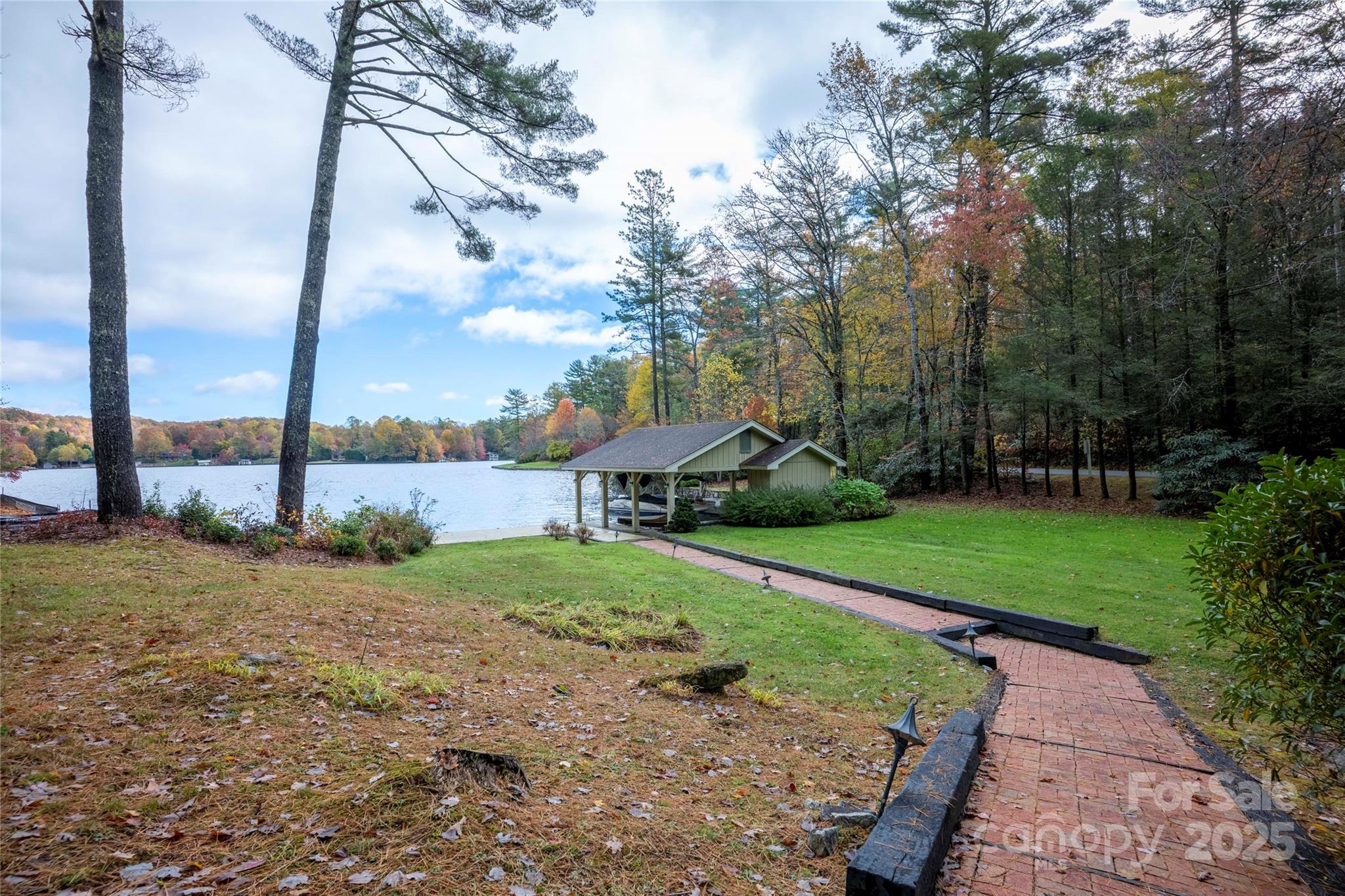 572 N East Shore Drive — Lake Toxaway