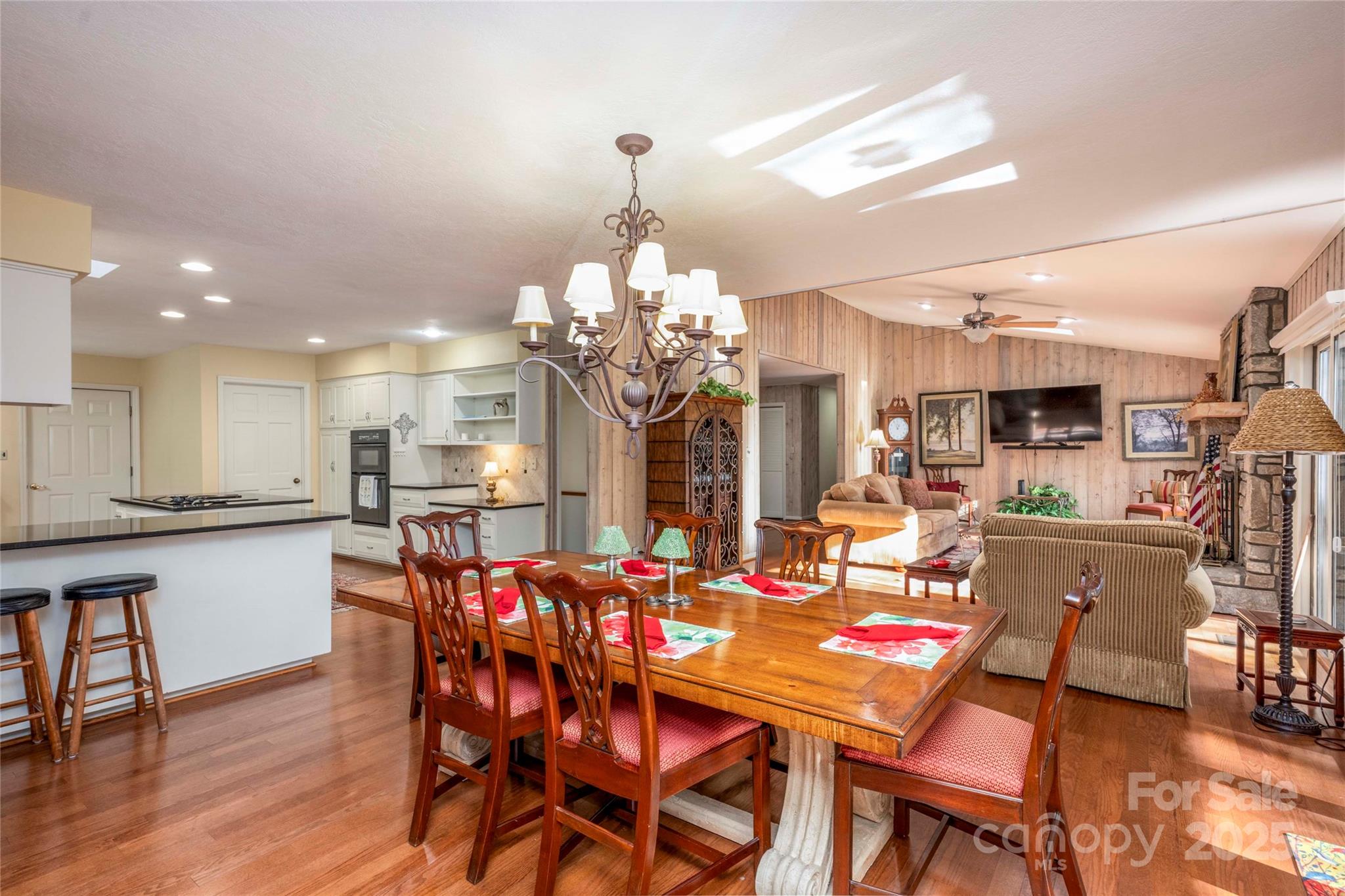 572 N East Shore Drive — Lake Toxaway