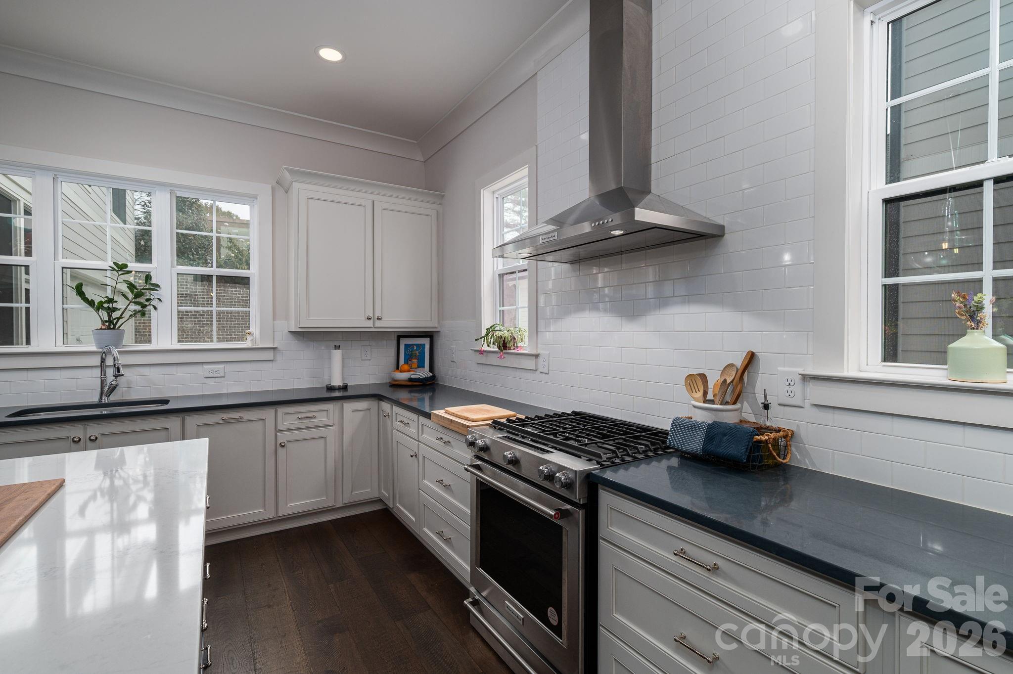 10 Oak Street — Belmont