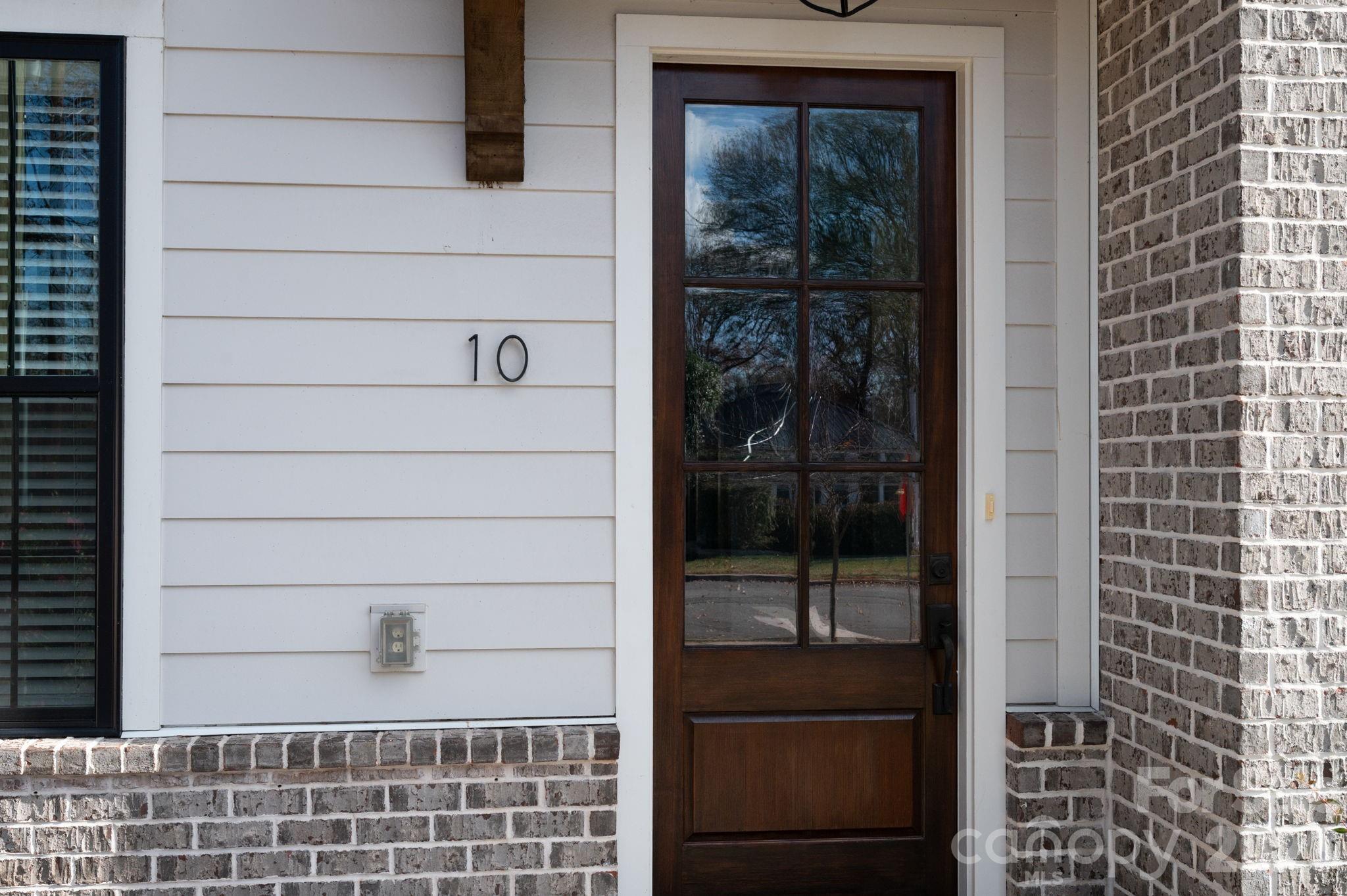 10 Oak Street — Belmont