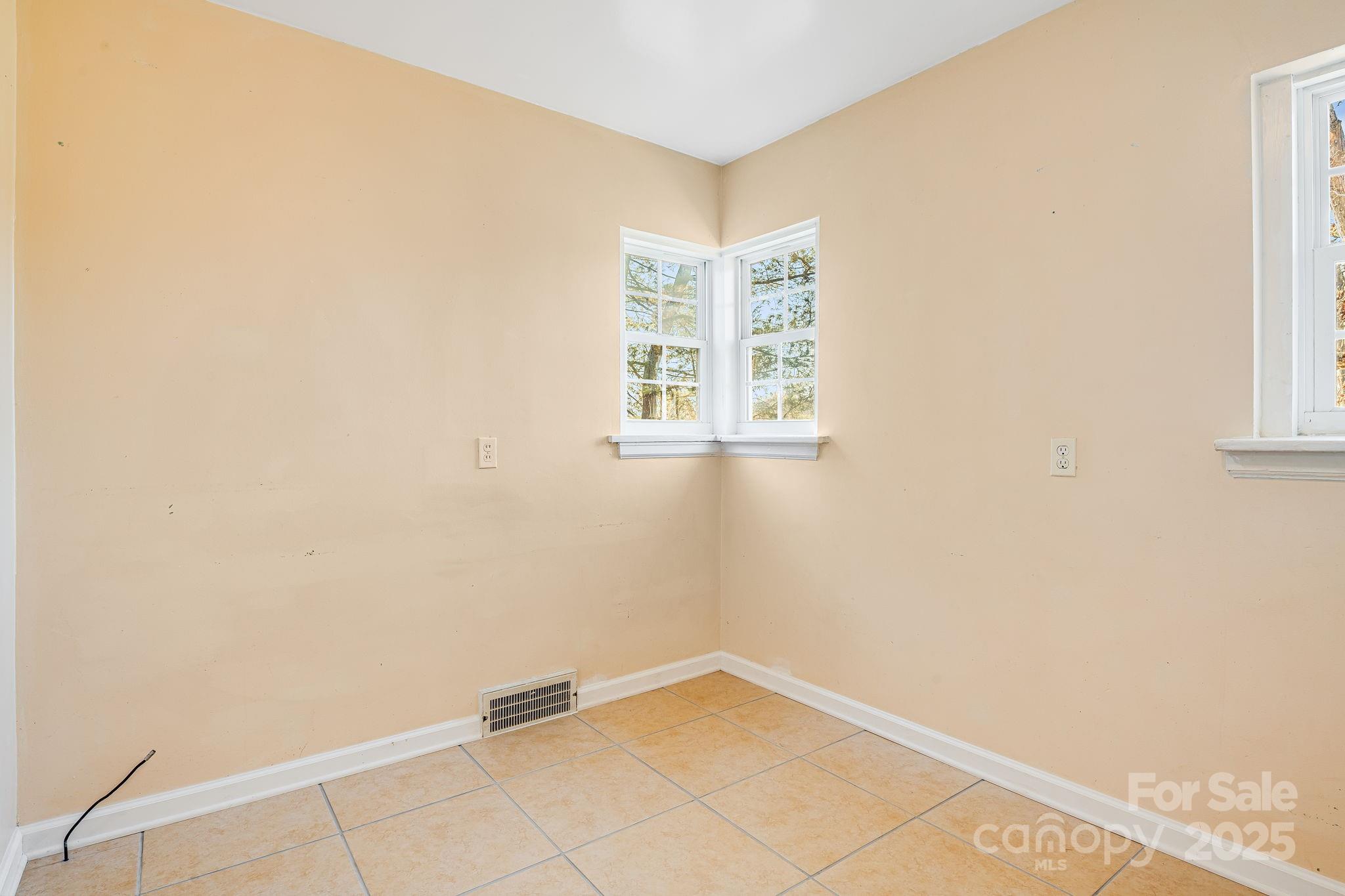 92 Parkway View Road — Mars Hill