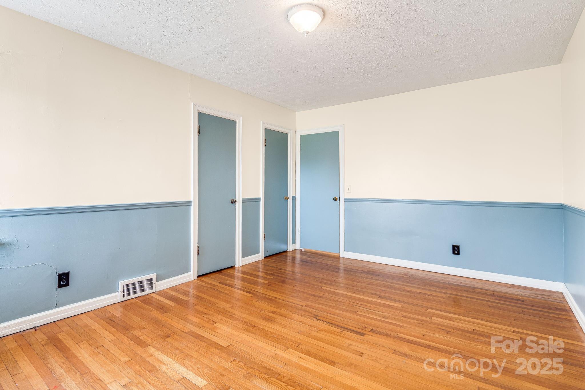 92 Parkway View Road — Mars Hill