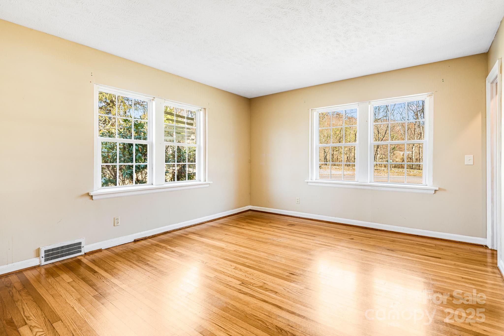 92 Parkway View Road — Mars Hill