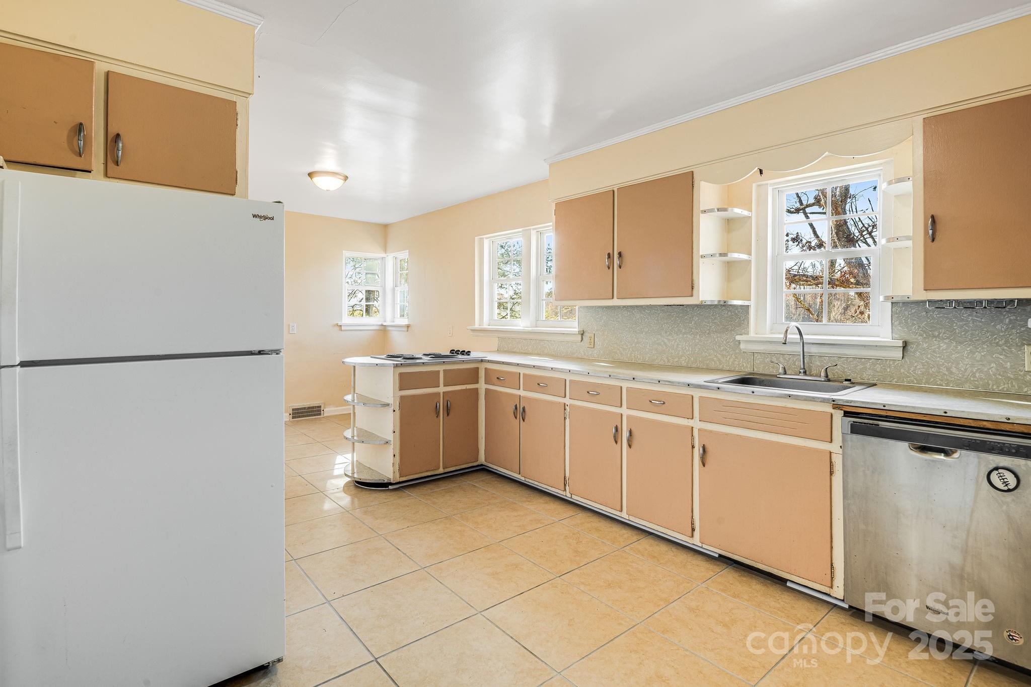 92 Parkway View Road — Mars Hill