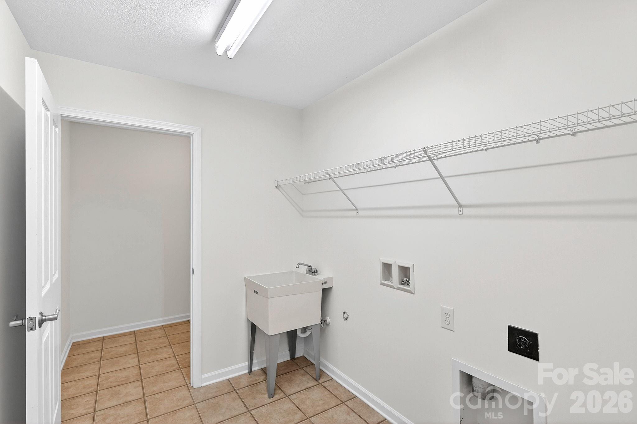 3546 S Bank Court — Matthews