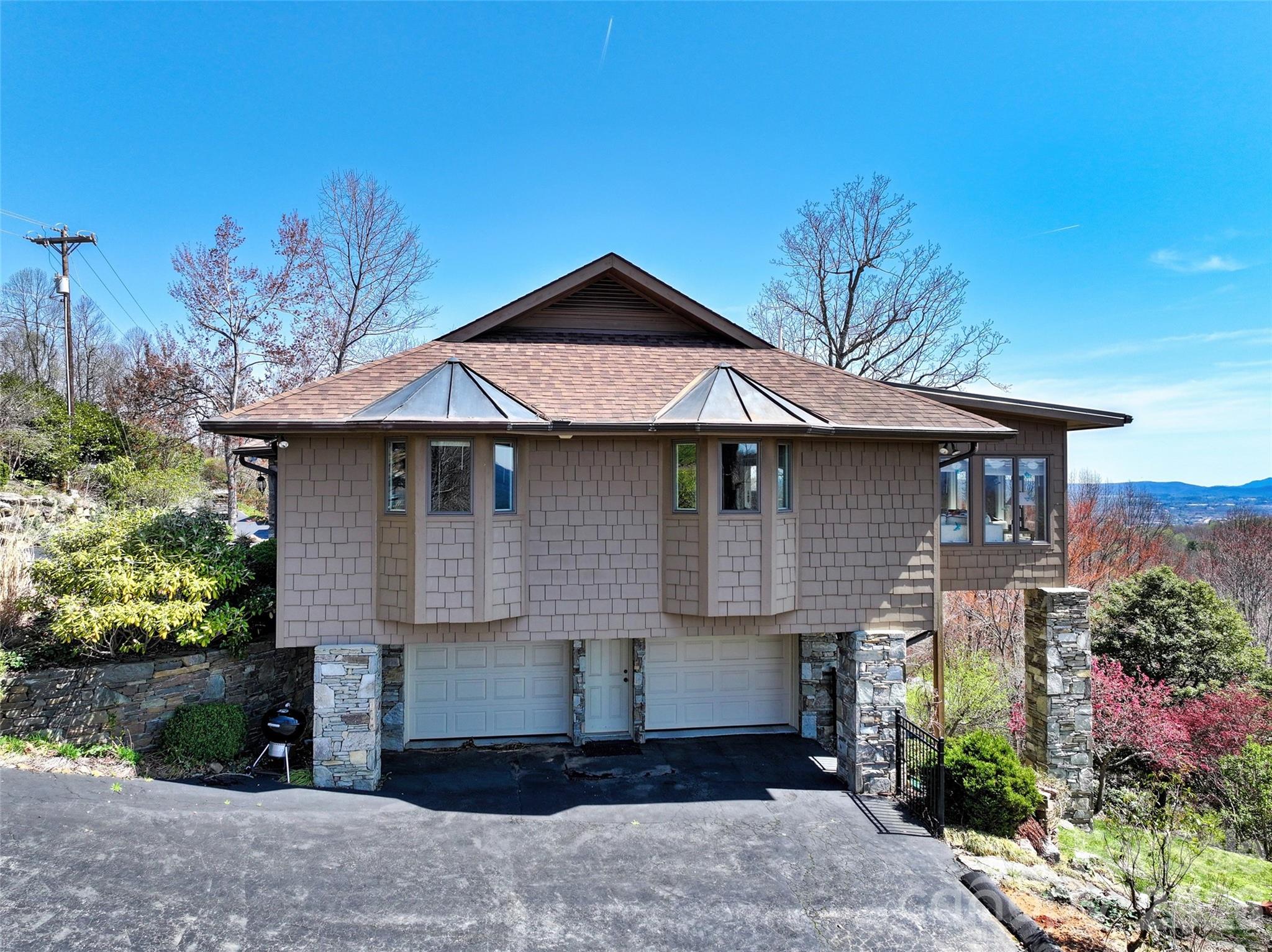 300 Roberts Drive — Hendersonville