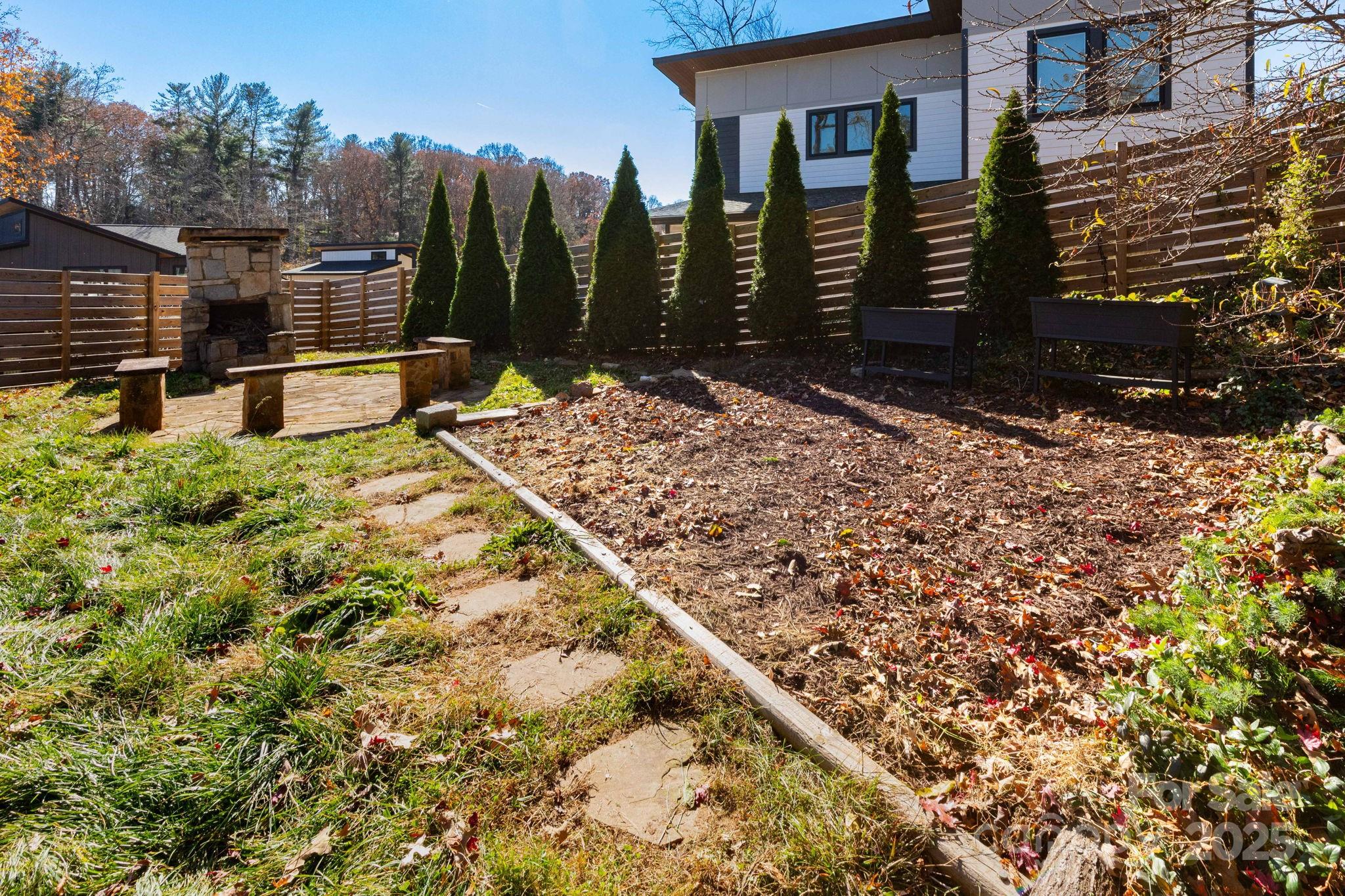 302 Iron Ridge Loop — Asheville
