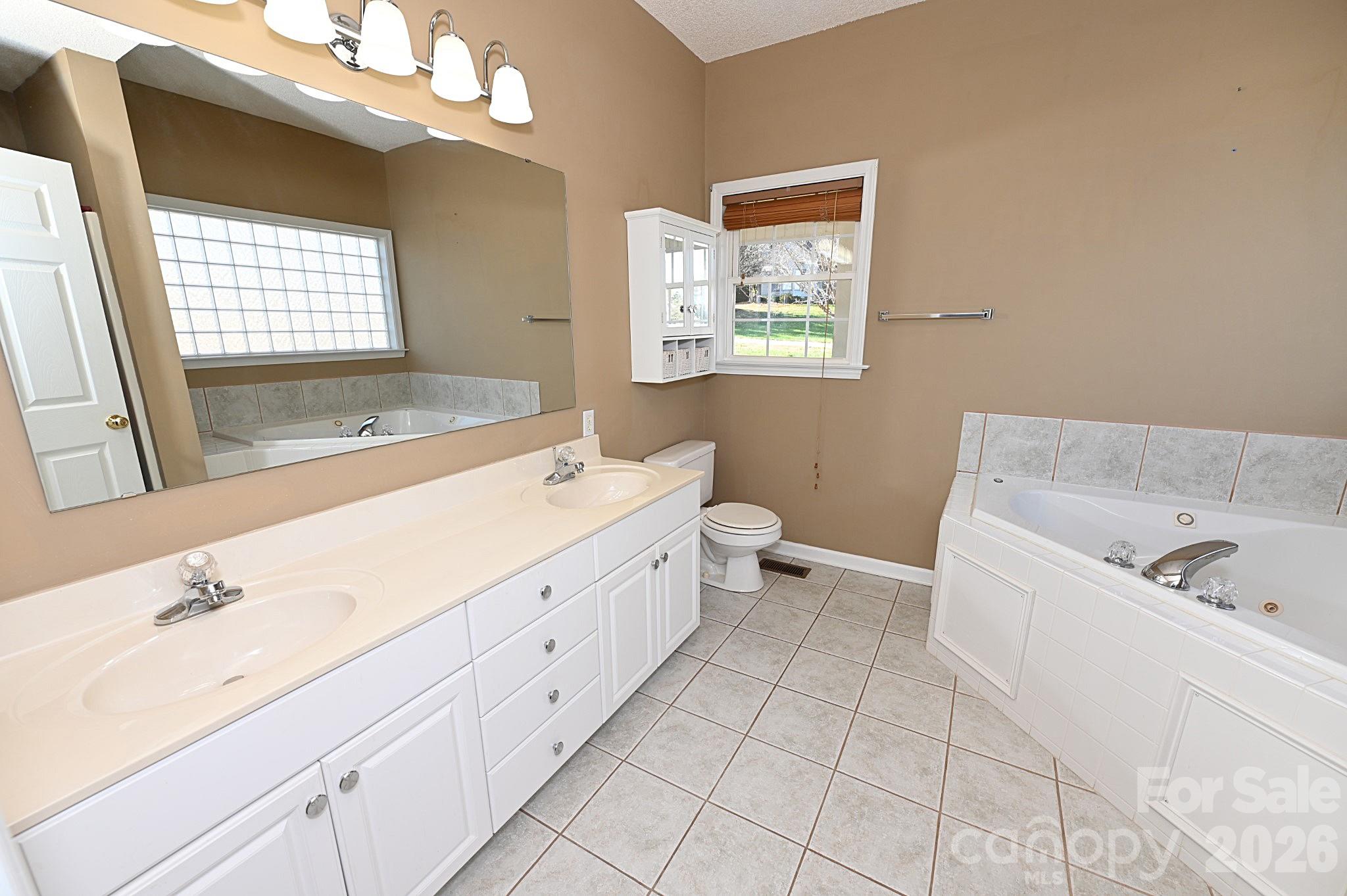518 30th Avenue Circle NE — Hickory