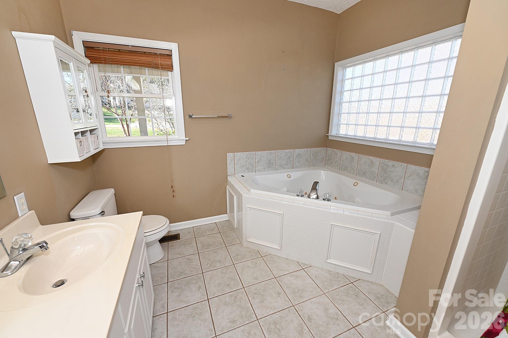 518 30th Avenue Circle NE — Hickory