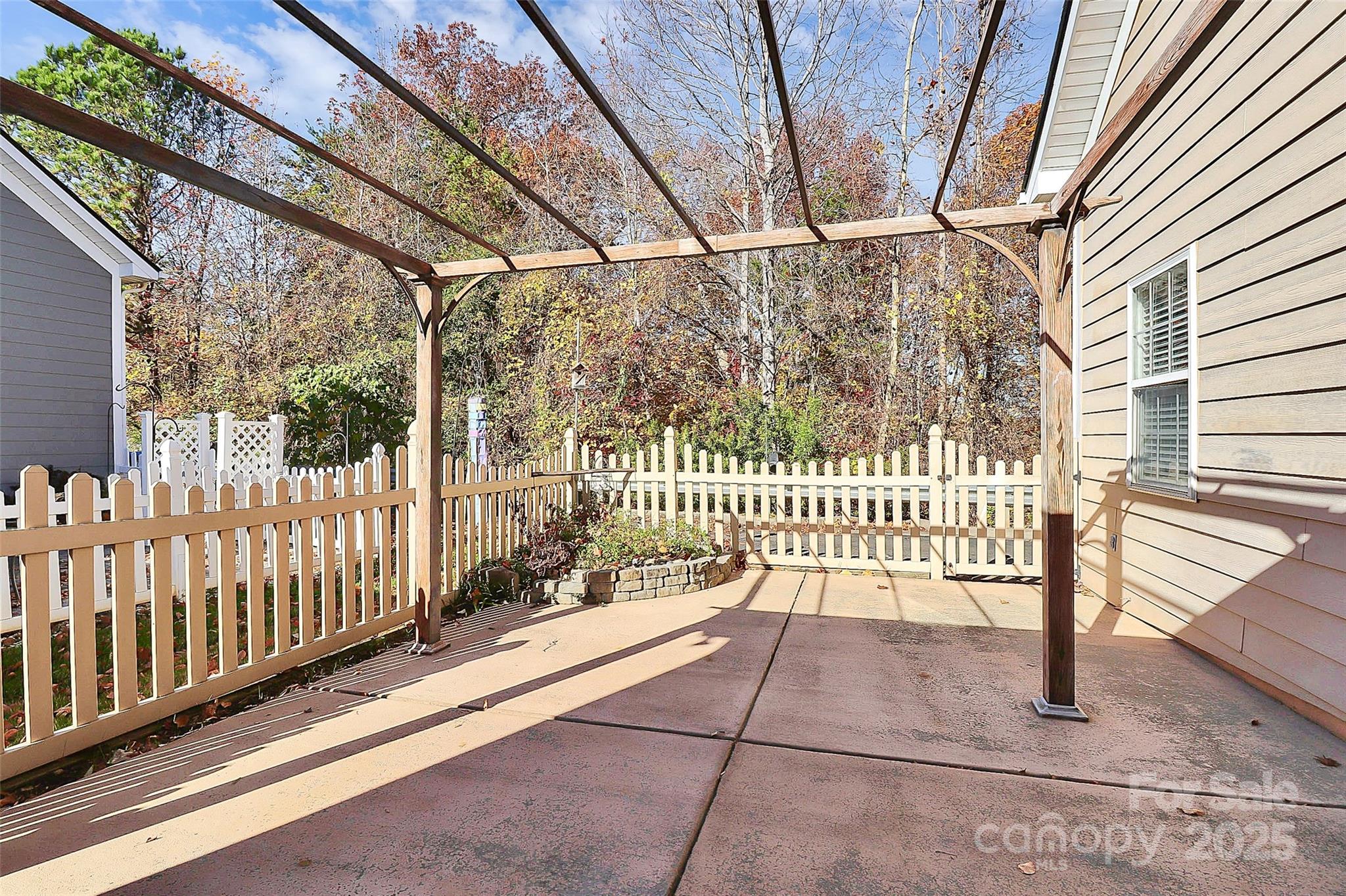 10046 Bishops Gate Boulevard — Pineville