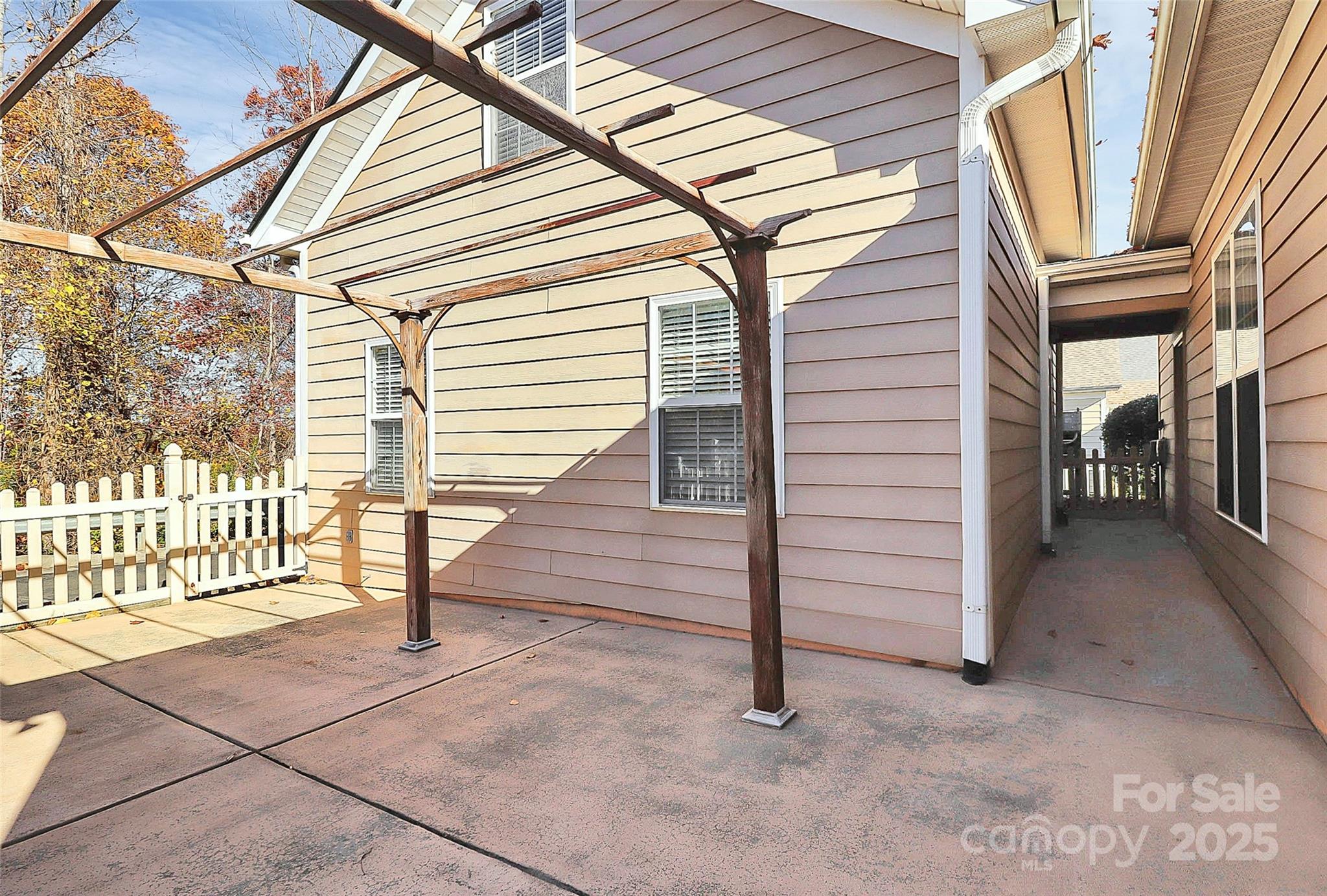 10046 Bishops Gate Boulevard — Pineville