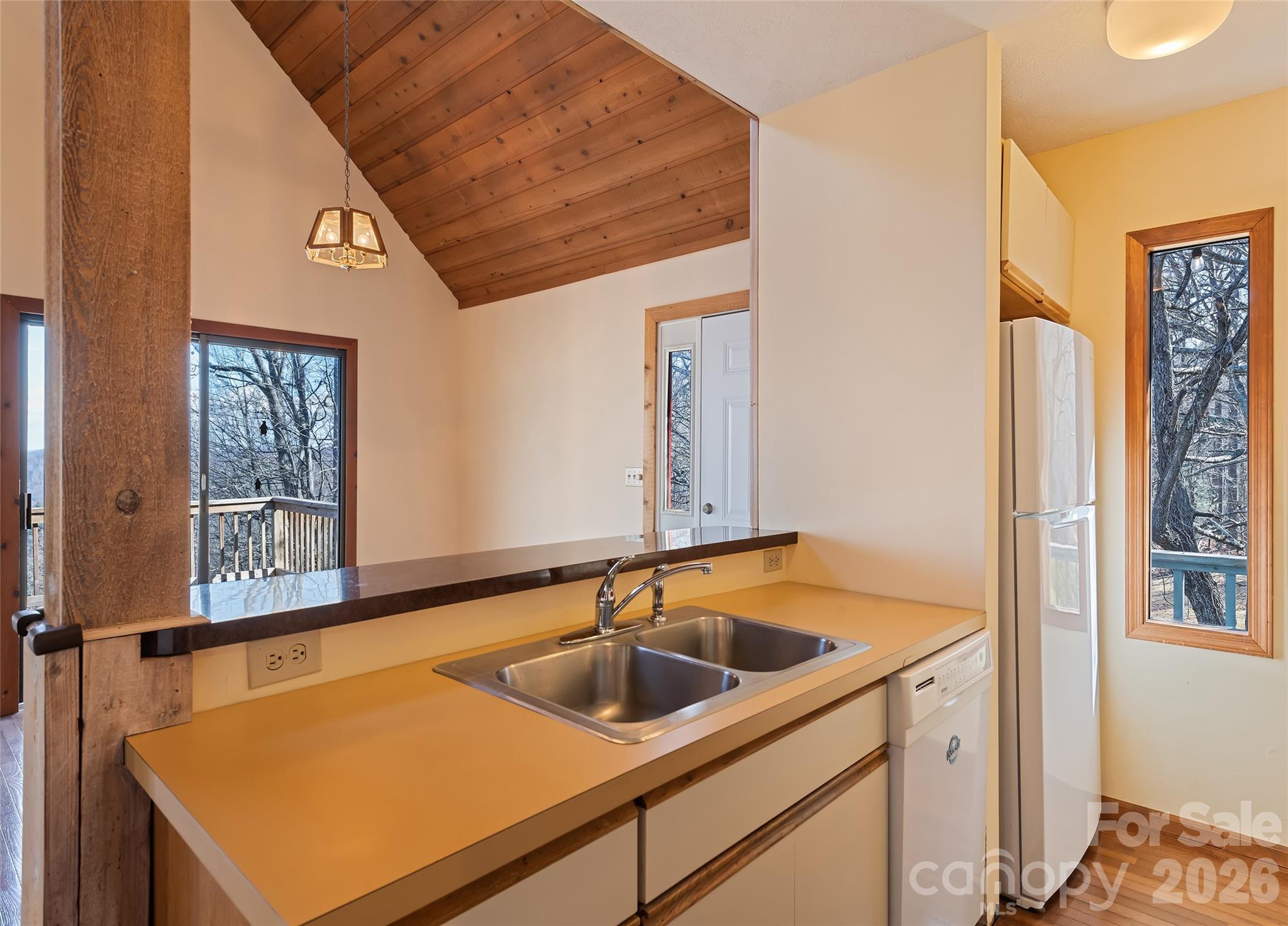 1350 Davis Mountain Road — Hendersonville