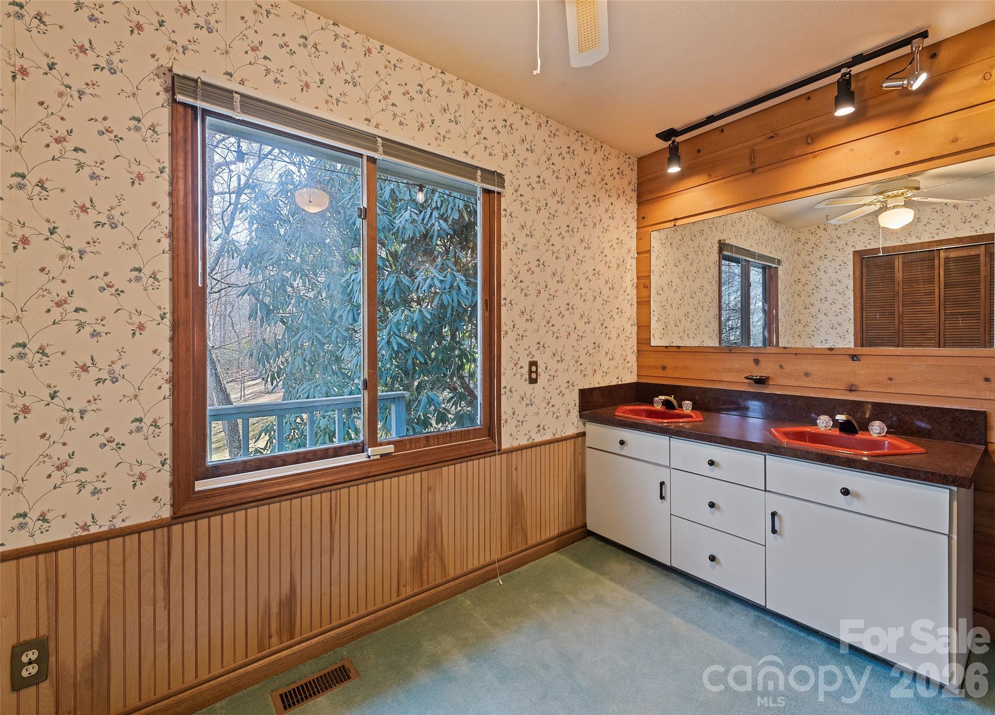 1350 Davis Mountain Road — Hendersonville