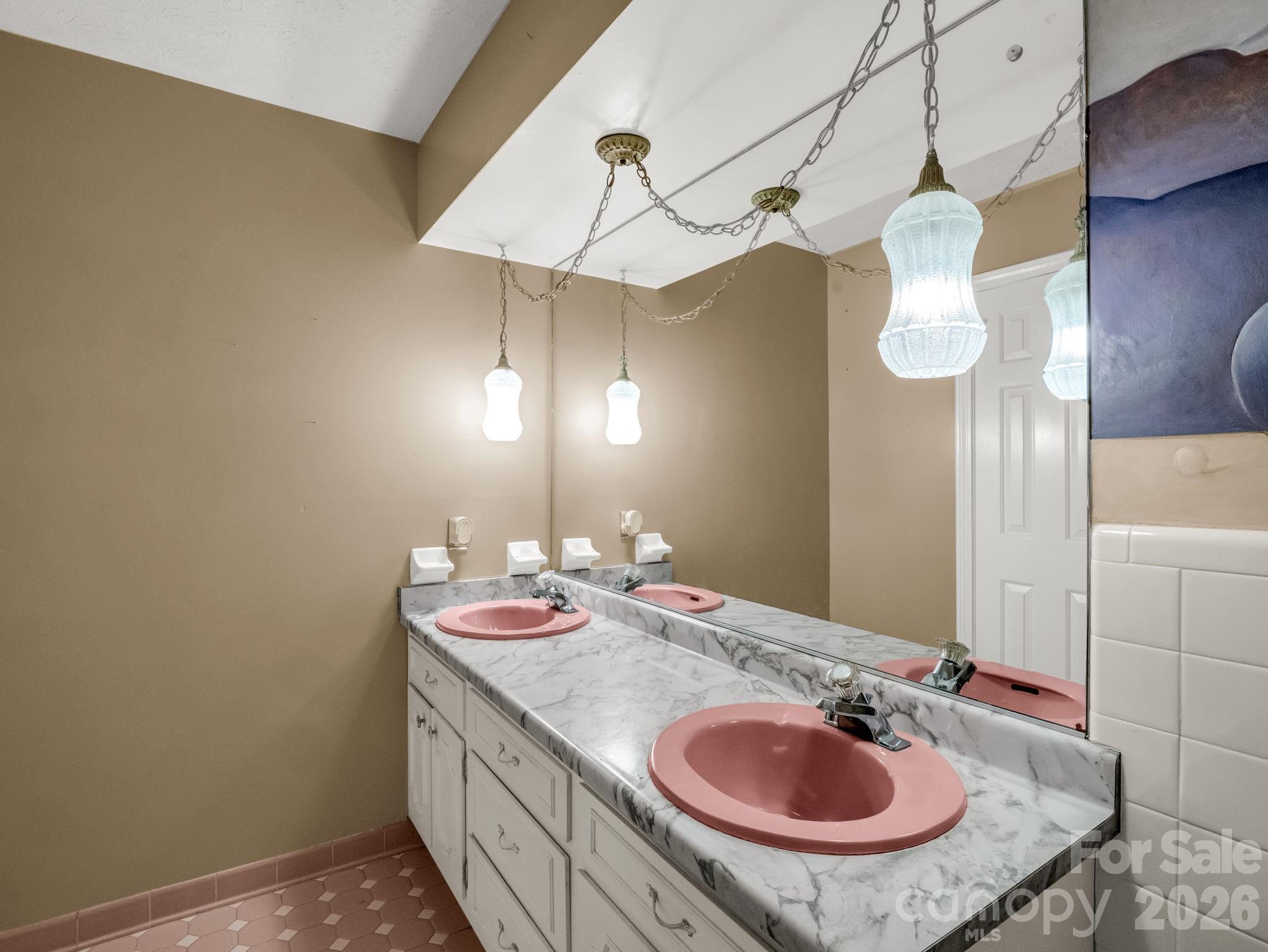 1867 Fruitland Road — Hendersonville
