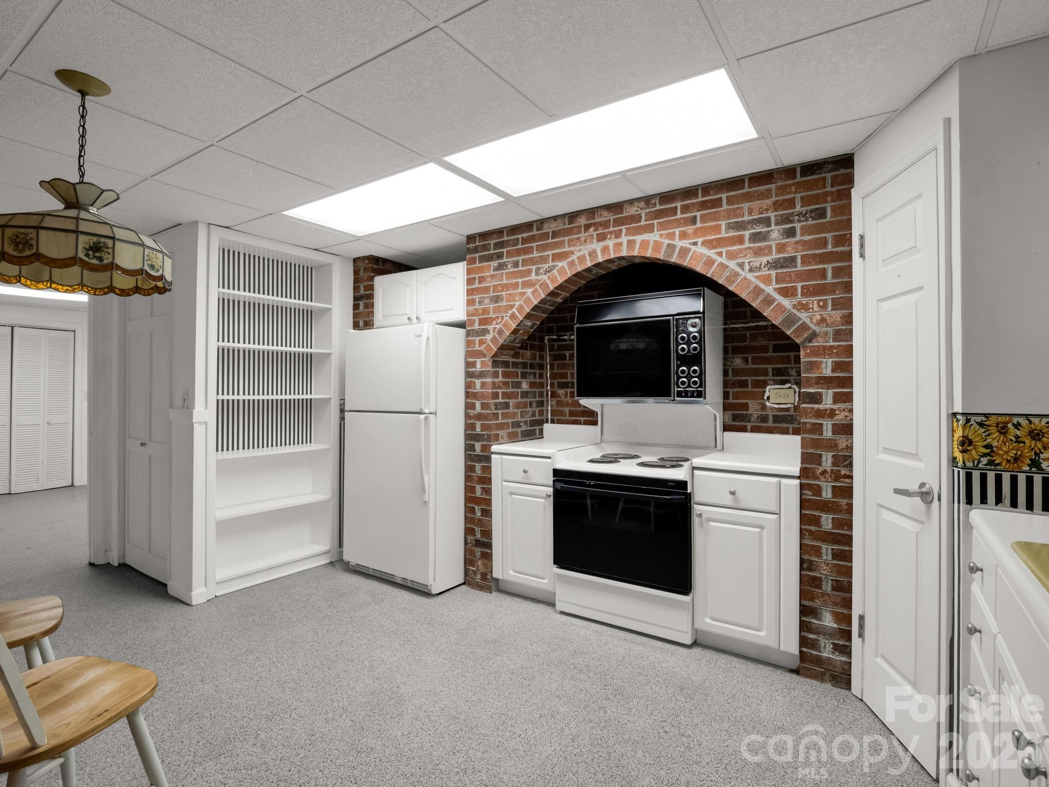 1867 Fruitland Road — Hendersonville