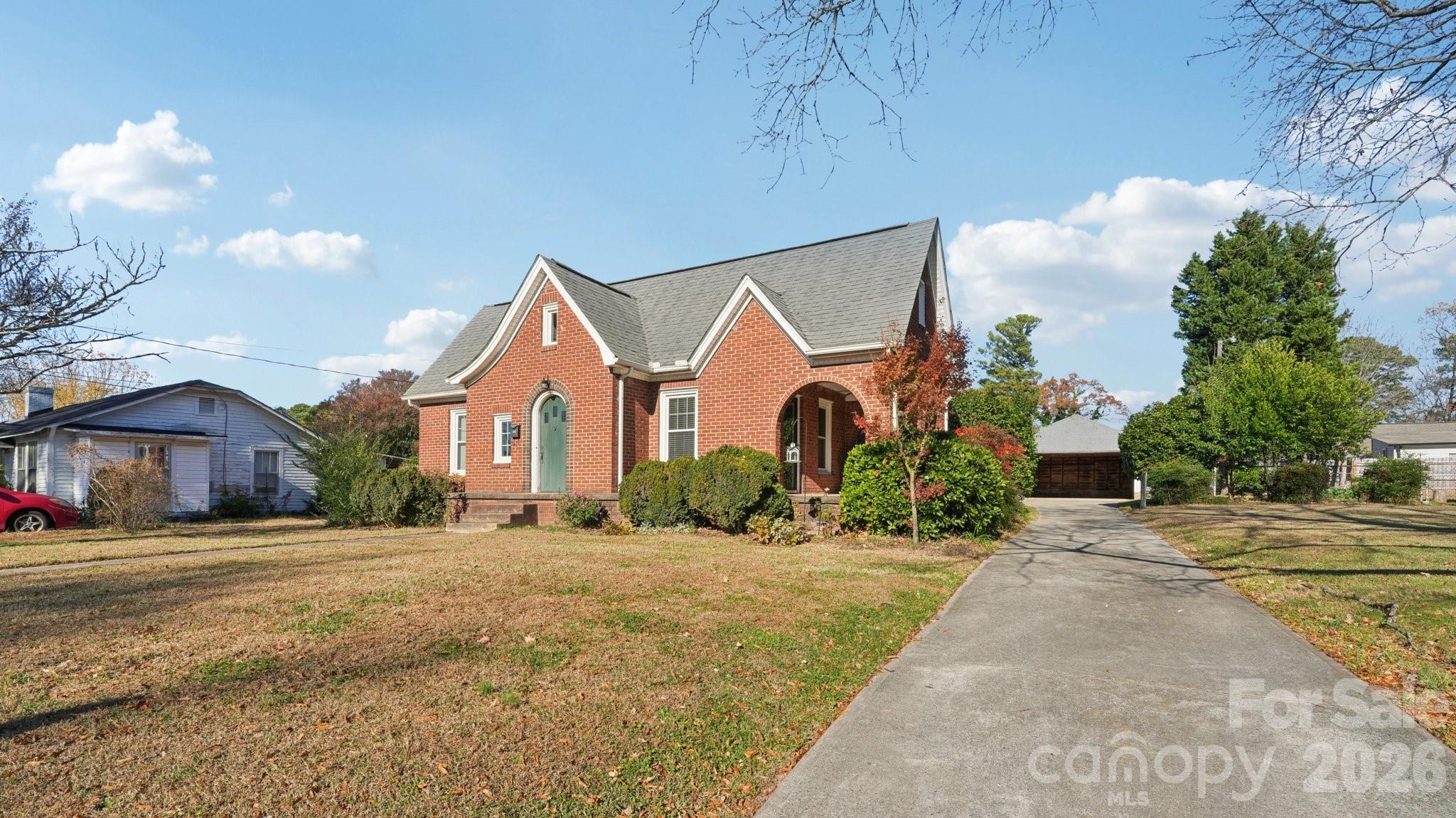 552 Hyde Park Drive NE — Concord