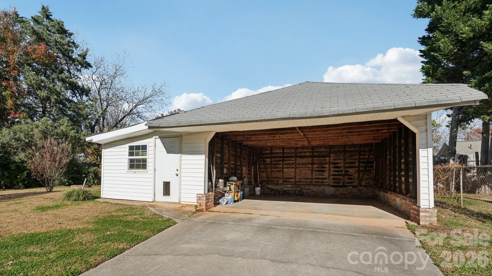 552 Hyde Park Drive NE — Concord