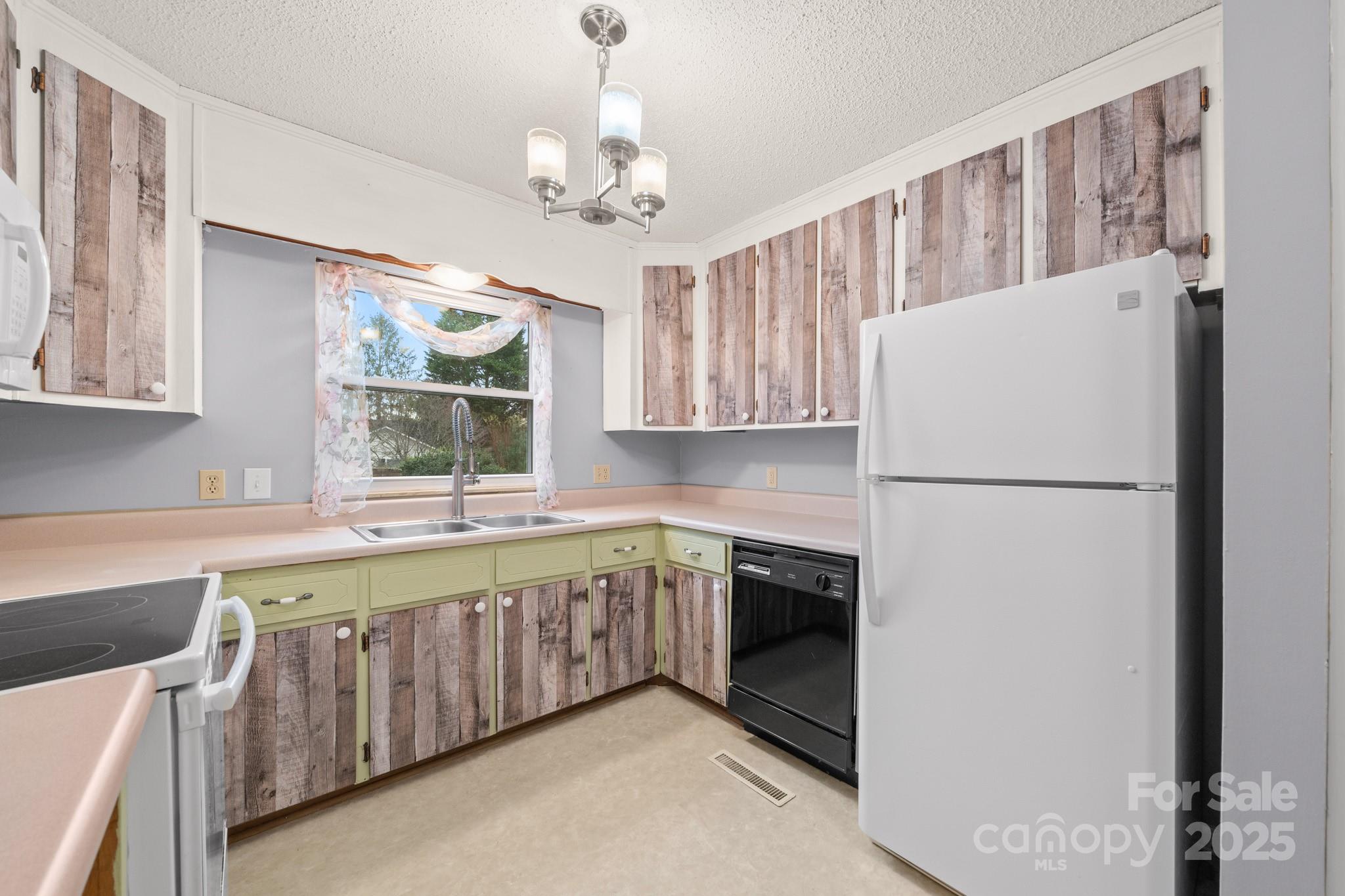 27 Capri Lane #15-D — Hendersonville